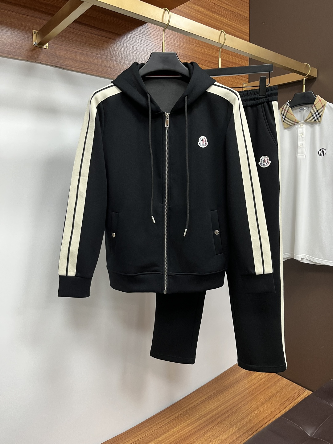 NO:573731,Mengkou 2025 autumn and winter new counter casual suit, breathable, comfortable and casual!  Full of high-end feel!  The details are exquisite and high-end, and the workmanship is impeccable!  The original high-end fabric is very high-end!  The fabric is crisp, anti-wrinkle and wear-resistant, warm, neat and stylish. Everyone must buy a set this autumn and winter. They must look cool and cool when wearing it. This is a particularly recommended model from our store!  M-3XL,,Moncler,alexander wang19860909蒙口 2025秋冬新款专柜同款休闲套装,透气舒适休闲！高级感满满！细节精致高档,做工无可挑剔！原版高端面料很显高级！面料挺括抗皱耐磨,保暖利落有型 这个秋冬每人必须入手一套 穿上必须是醉帅气的 咋们家特别推荐款！M-3XL,,Moncler,alexander wang,Men's clothing