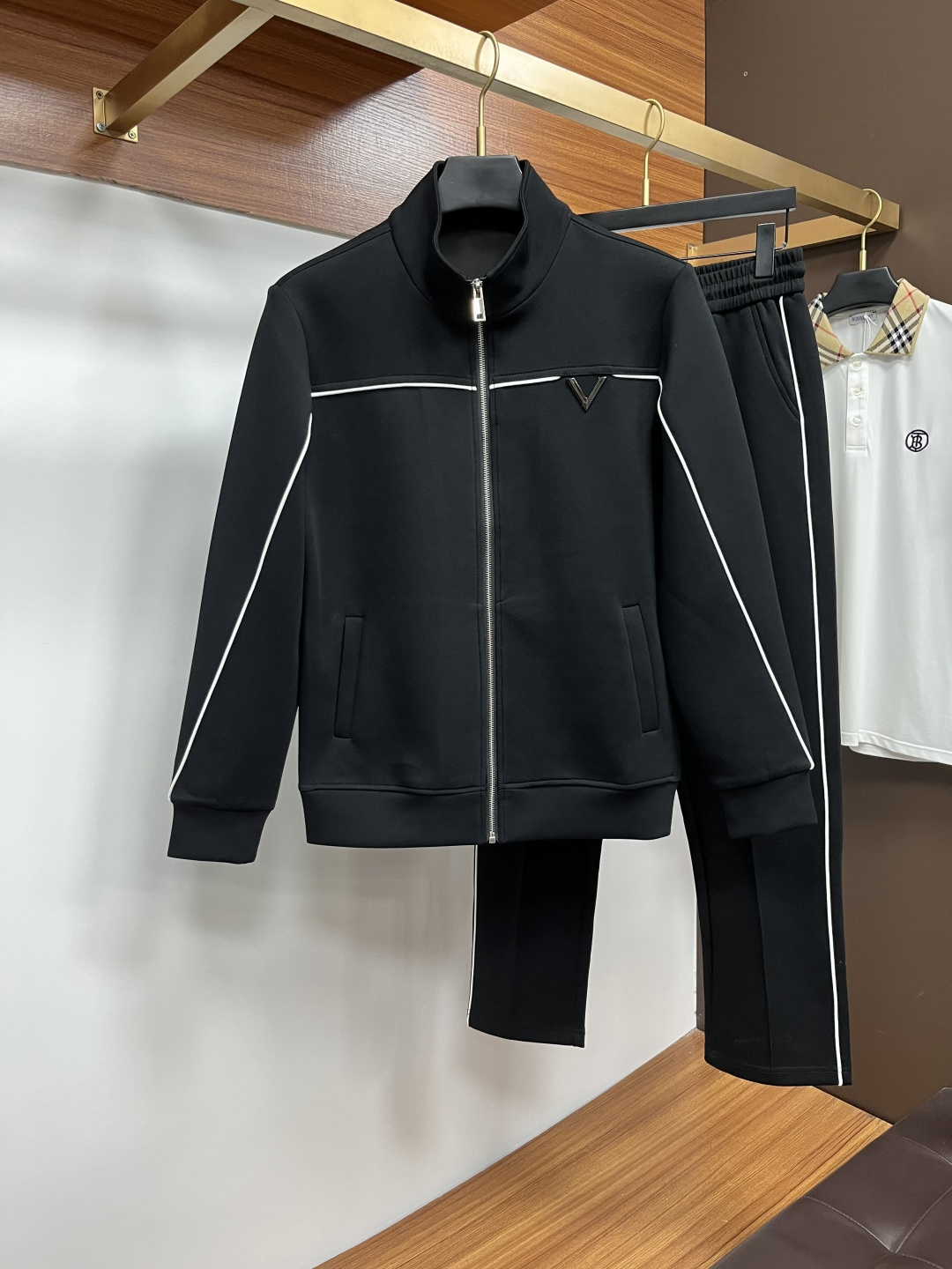 NO:573733,LV 2025 autumn and winter new counter casual suits of the same style, breathable, comfortable and casual!  Full of high-end feel!  The details are exquisite and high-end, and the workmanship is impeccable!  The original high-end fabric is very high-end!  The fabric is crisp, anti-wrinkle and wear-resistant, warm, neat and stylish. Everyone must buy a set this autumn and winter. They must look cool and cool when wearing it. This is a special recommendation from our store!  M-3XL,,louis vuitton,alexander wang19860909LV 2025秋冬新款专柜同款休闲套装,透气舒适休闲！高级感满满！细节精致高档,做工无可挑剔！原版高端面料很显高级！面料挺括抗皱耐磨,保暖利落有型 这个秋冬每人必须入手一套 穿上必须是醉帅气的 咋们家特别推荐款！M-3XL,,louis vuitton,alexander wang,Men's clothing