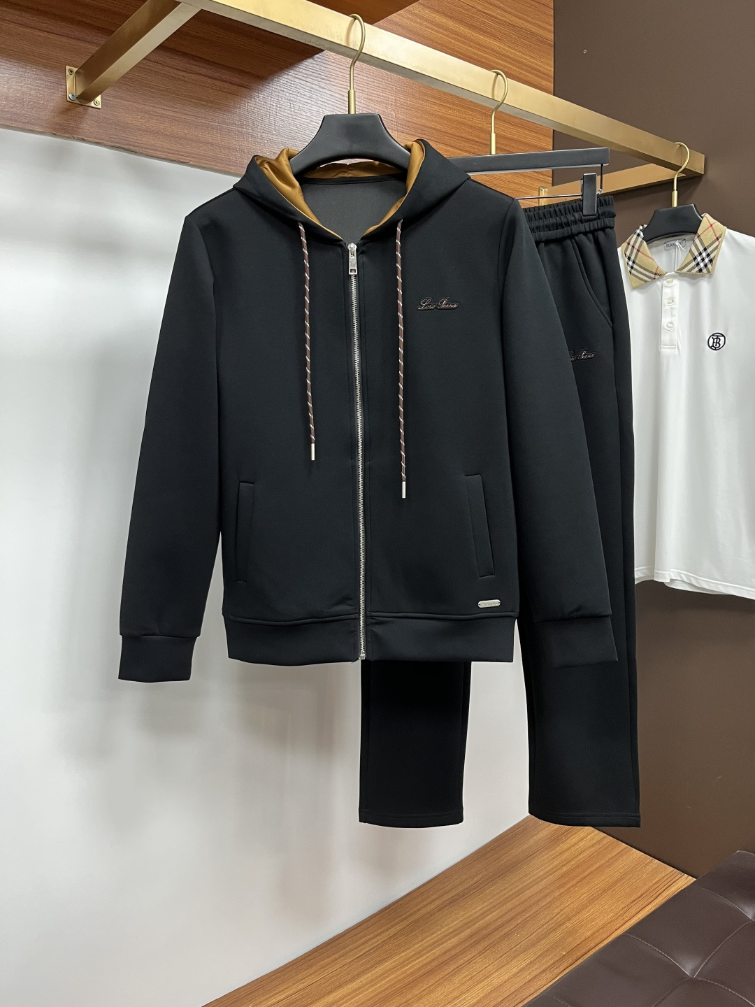 NO:573735,Nuoyoupanya 2025 autumn and winter new counter casual suit, breathable, comfortable and casual!  Full of high-end feel!  The details are exquisite and high-end, and the workmanship is impeccable!  The original high-end fabric is very high-end!  The fabric is crisp, anti-wrinkle and wear-resistant, warm, neat and stylish. Everyone must buy a set this autumn and winter. They must look cool and cool when wearing it. This is a special recommendation from our store!  M-3XL,,alexander wang19860909诺悠翩雅 2025秋冬新款专柜同款休闲套装,透气舒适休闲！高级感满满！细节精致高档,做工无可挑剔！原版高端面料很显高级！面料挺括抗皱耐磨,保暖利落有型 这个秋冬每人必须入手一套 穿上必须是醉帅气的 咋们家特别推荐款！M-3XL,,alexander wang,Men's clothing