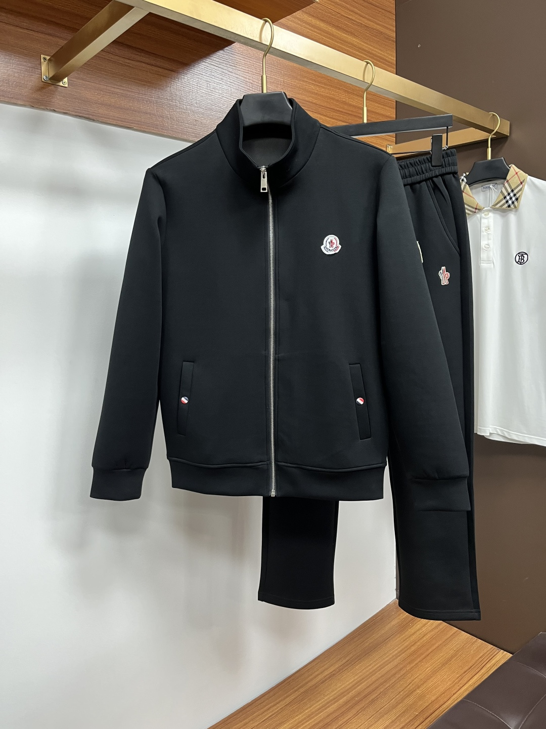 NO:573737,Mengkou 2025 autumn and winter new counter casual suit, breathable, comfortable and casual!  Full of high-end feel!  The details are exquisite and high-end, and the workmanship is impeccable!  The original high-end fabric is very high-end!  The fabric is crisp, anti-wrinkle and wear-resistant, warm, neat and stylish. Everyone must buy a set this autumn and winter. They must look cool and cool when wearing it. This is a particularly recommended model from our store!  M-3XL,,Moncler,alexander wang19860909蒙口 2025秋冬新款专柜同款休闲套装,透气舒适休闲！高级感满满！细节精致高档,做工无可挑剔！原版高端面料很显高级！面料挺括抗皱耐磨,保暖利落有型 这个秋冬每人必须入手一套 穿上必须是醉帅气的 咋们家特别推荐款！M-3XL,,Moncler,alexander wang,Men's clothing