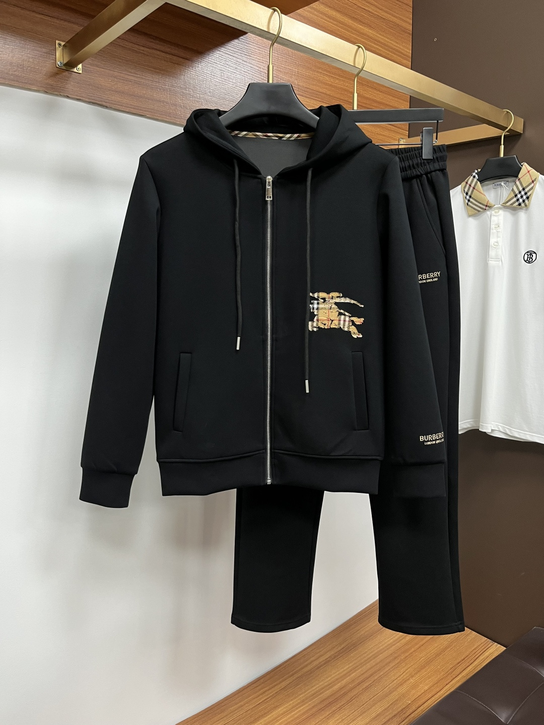 NO:573739,Burberry 2025 autumn and winter new counter casual suit, breathable, comfortable and casual!  Full of high-end feel!  The details are exquisite and high-end, and the workmanship is impeccable!  The original high-end fabric is very high-end!  The fabric is crisp, anti-wrinkle and wear-resistant, warm, neat and stylish. Everyone must buy a set this autumn and winter. They must look cool and cool when wearing it. This is a special recommendation from our store!  M-3XL,,burberry,alexander wang19860909巴宝莉 2025秋冬新款专柜同款休闲套装,透气舒适休闲！高级感满满！细节精致高档,做工无可挑剔！原版高端面料很显高级！面料挺括抗皱耐磨,保暖利落有型 这个秋冬每人必须入手一套 穿上必须是醉帅气的 咋们家特别推荐款！M-3XL,,burberry,alexander wang,Men's clothing