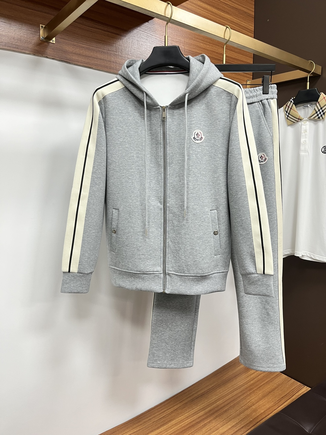 NO:573740,Mengkou 2025 autumn and winter new counter casual suit, breathable, comfortable and casual!  Full of high-end feel!  The details are exquisite and high-end, and the workmanship is impeccable!  The original high-end fabric is very high-end!  The fabric is crisp, anti-wrinkle and wear-resistant, warm, neat and stylish. Everyone must buy a set this autumn and winter. They must look cool and cool when wearing it. This is a special recommendation from our store!  M-3XL,,Moncler,alexander wang19860909蒙口 2025秋冬新款专柜同款休闲套装,透气舒适休闲！高级感满满！细节精致高档,做工无可挑剔！原版高端面料很显高级！面料挺括抗皱耐磨,保暖利落有型 这个秋冬每人必须入手一套 穿上必须是醉帅气的 咋们家特别推荐款！M-3XL,,Moncler,alexander wang,Men's clothing