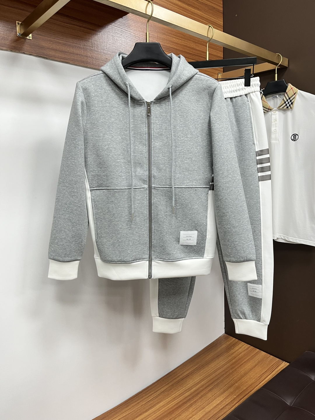 NO:573741,TB 2025 autumn and winter new counter casual suit, breathable, comfortable and casual!  Full of high-end feel!  The details are exquisite and high-end, and the workmanship is impeccable!  The original high-end fabric is very high-end!  The fabric is crisp, anti-wrinkle and wear-resistant, warm, neat and stylish. Everyone must buy a set this autumn and winter. They must look cool and cool when wearing it. This is a special recommendation from our store!  M-3XL,,alexander wang19860909TB 2025秋冬新款专柜同款休闲套装,透气舒适休闲！高级感满满！细节精致高档,做工无可挑剔！原版高端面料很显高级！面料挺括抗皱耐磨,保暖利落有型 这个秋冬每人必须入手一套 穿上必须是醉帅气的 咋们家特别推荐款！M-3XL,,alexander wang,Men's clothing