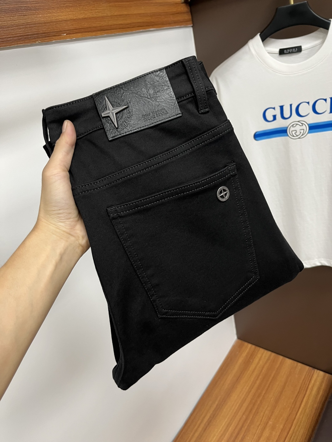 NO:594746,Dior's latest 2025 autumn jeans are stress-free in the store. Best-selling models in the counter. Shared taste and value. Very comfortable to wear. Low-key yet luxurious. Very classy to wear. Needless to say the trousers style and cut. The upper body is exquisite and vivid. Really first-class and top-quality materials. Really palace-level casual pants, using Turkish cotton to produce the most famous denim. Excellent quality. After heavy washing, the pants are very soft. Straight-leg version.  Don't be picky, the upper body is absolutely stylish QD25 is extremely luxurious!  Size 29-38,,dior,jeans,alexander wang19860909迪奥 2025年秋季最新品牛仔裤出入专卖店无压力 专柜热销款 品味与价值共享 身穿着非常舒适 低调不失奢华 穿出去非常有档次,裤型款式和裁剪亦无需多言 上身精致跃然.真正一等一顶级质料 真正殿堂级的休闲裤,选用土耳其的棉花 生产出最有名的单宁布 品质卓然 经过重水洗使得裤子很柔软 直脚的版型 不挑人 上身绝对的有型 QD25 极度奢华！尺码29-38,,dior,jeans,alexander wang,Men's clothing