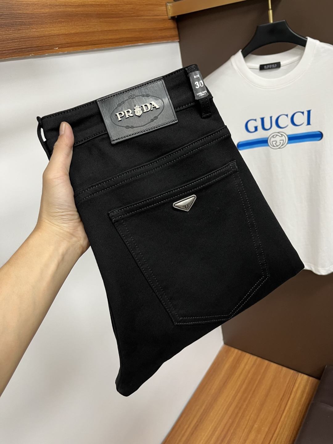 NO:594743,Prada's latest 2025 autumn jeans are stress-free in the store. Best-selling models in the counter. Taste and value are shared. Very comfortable to wear. Low-key yet luxurious. Very classy to wear. Needless to say the trousers style and cut. The upper body is exquisite and vivid. Real first-class top quality materials. Really palace-level casual pants, using Turkish cotton to produce the most famous denim. Excellent quality. Heavy washing makes the pants very soft. Straight-footed version.  Don't be picky, the upper body is absolutely stylish QD25 is extremely luxurious!  Size 29-38,,prada,jeans,alexander wang19860909普拉达 2025年秋季最新品牛仔裤出入专卖店无压力 专柜热销款 品味与价值共享 身穿着非常舒适 低调不失奢华 穿出去非常有档次,裤型款式和裁剪亦无需多言 上身精致跃然.真正一等一顶级质料 真正殿堂级的休闲裤,选用土耳其的棉花 生产出最有名的单宁布 品质卓然 经过重水洗使得裤子很柔软 直脚的版型 不挑人 上身绝对的有型 QD25 极度奢华！尺码29-38,,prada,jeans,alexander wang,Men's clothing