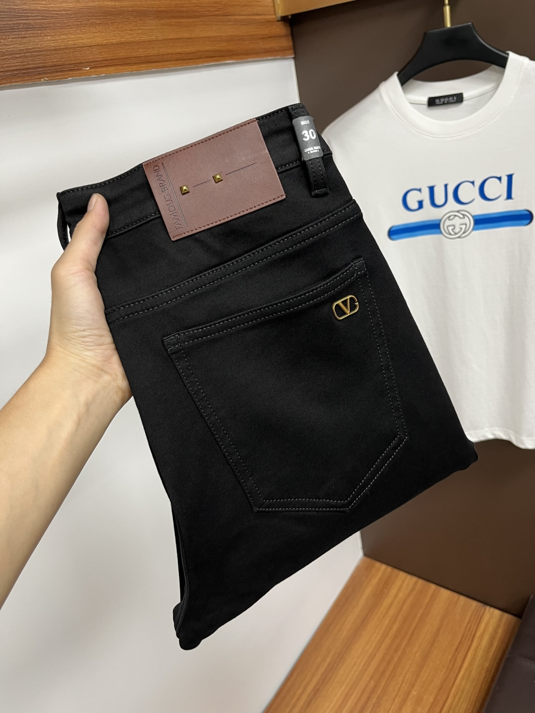 NO:594769,Valentino's 2025 autumn latest jeans are stress-free when entering and leaving the store. Best-selling models in the counter. Taste and value are shared. Very comfortable to wear. Low-key yet luxurious. Very classy to wear. Needless to say the trousers style and cut. The upper body is exquisite and vivid. Real first-class top quality materials. Really palace-level casual pants, using Turkish cotton to produce the most famous denim. Excellent quality. Heavy washing makes the pants very soft. Straight-leg version.  Don't be picky, the upper body is absolutely stylish QD25 is extremely luxurious!  Size 29-38,,valentino,jeans,alexander wang19860909华伦天奴 2025年秋季最新品牛仔裤出入专卖店无压力 专柜热销款 品味与价值共享 身穿着非常舒适 低调不失奢华 穿出去非常有档次,裤型款式和裁剪亦无需多言 上身精致跃然.真正一等一顶级质料 真正殿堂级的休闲裤,选用土耳其的棉花 生产出最有名的单宁布 品质卓然 经过重水洗使得裤子很柔软 直脚的版型 不挑人 上身绝对的有型 QD25 极度奢华！尺码29-38,,valentino,jeans,alexander wang,Men's clothing