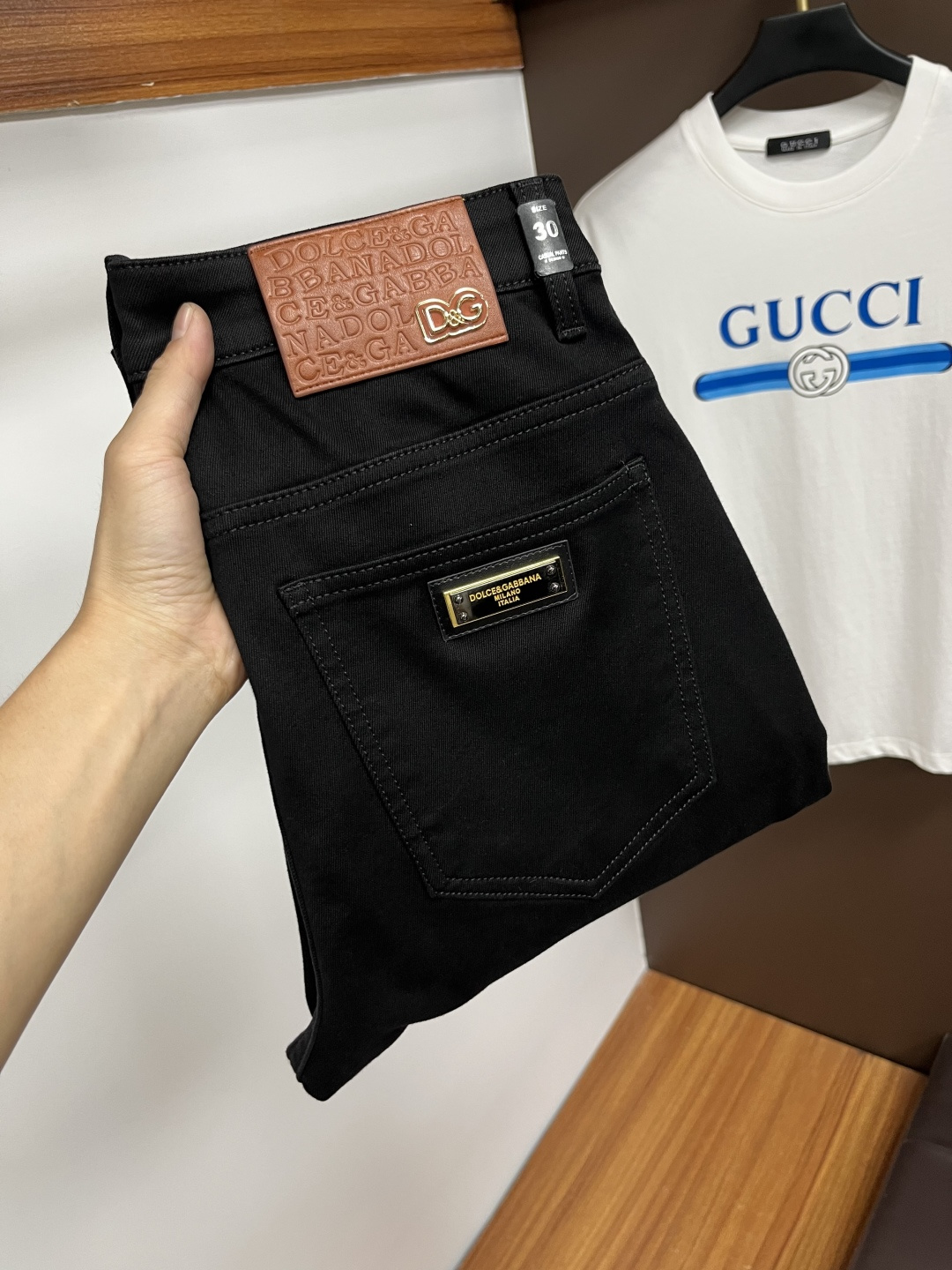 NO:594766,DG's latest 2025 autumn jeans are stress-free when entering and leaving the store. Best-selling models in the counter. Shared taste and value. Very comfortable to wear. Low-key yet luxurious. Very classy to wear. Needless to say the trousers style and cut. The upper body is exquisite and vivid. Real first-class top quality materials. Really top-level casual pants, using Turkish cotton. The most famous denim is produced. The quality is outstanding. After heavy washing, the pants are very soft. The straight-leg shape is not picky.  The upper body is absolutely stylish QD25 is extremely luxurious!  Size 29-38,,jeans,alexander wang19860909DG 2025年秋季最新品牛仔裤出入专卖店无压力 专柜热销款 品味与价值共享 身穿着非常舒适 低调不失奢华 穿出去非常有档次,裤型款式和裁剪亦无需多言 上身精致跃然.真正一等一顶级质料 真正殿堂级的休闲裤,选用土耳其的棉花 生产出最有名的单宁布 品质卓然 经过重水洗使得裤子很柔软 直脚的版型 不挑人 上身绝对的有型 QD25 极度奢华！尺码29-38,,jeans,alexander wang,Men's clothing