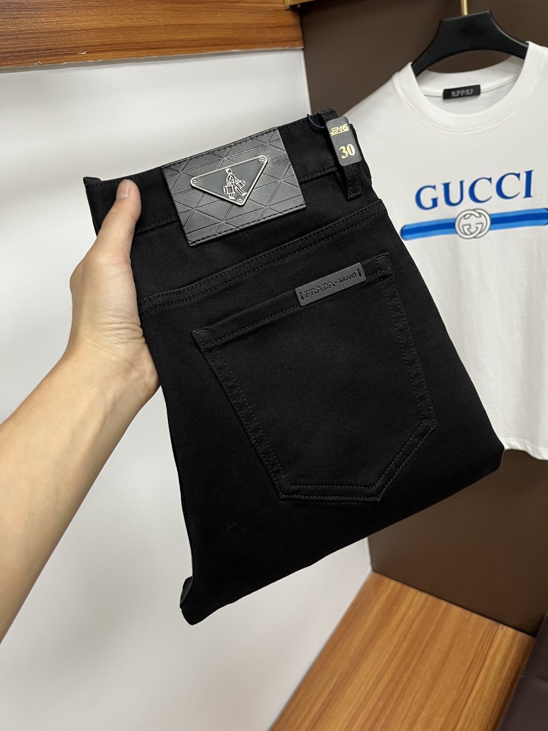 NO:594763,Prada's latest 2025 autumn jeans are stress-free in the store. Best-selling models in the counter. Taste and value are shared. Very comfortable to wear. Low-key yet luxurious. Very classy to wear. Needless to say the trousers style and cut. The upper body is exquisite and vivid. Real first-class top quality materials. Really palace-level casual pants, using Turkish cotton to produce the most famous denim. Excellent quality. Heavy washing makes the pants very soft. Straight-footed version.  Don't be picky, the upper body is absolutely stylish QD25 is extremely luxurious!  Size 29-38,,prada,jeans,alexander wang19860909普拉达 2025年秋季最新品牛仔裤出入专卖店无压力 专柜热销款 品味与价值共享 身穿着非常舒适 低调不失奢华 穿出去非常有档次,裤型款式和裁剪亦无需多言 上身精致跃然.真正一等一顶级质料 真正殿堂级的休闲裤,选用土耳其的棉花 生产出最有名的单宁布 品质卓然 经过重水洗使得裤子很柔软 直脚的版型 不挑人 上身绝对的有型 QD25 极度奢华！尺码29-38,,prada,jeans,alexander wang,Men's clothing