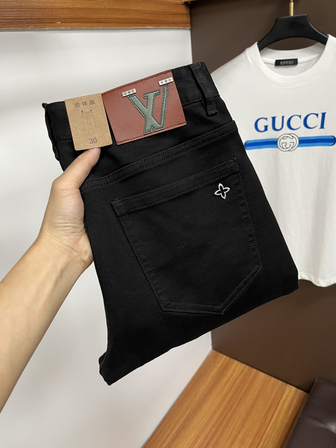 NO:594760,LV's latest 2025 autumn jeans are stress-free in and out of the store. Best-selling models in the counter. Taste and value are shared. Very comfortable to wear. Low-key yet luxurious. Very classy to wear. Needless to say the trousers style and cut. The upper body is exquisite and vivid. Real first-class top quality. Really top-level casual pants, using Turkish cotton. The most famous denim is produced. The quality is outstanding. After heavy washing, the pants are very soft. The straight-leg version is not picky.  The upper body is absolutely stylish QD25 is extremely luxurious!  Size 29-38,,louis vuitton,jeans,alexander wang19860909LV 2025年秋季最新品牛仔裤出入专卖店无压力 专柜热销款 品味与价值共享 身穿着非常舒适 低调不失奢华 穿出去非常有档次,裤型款式和裁剪亦无需多言 上身精致跃然.真正一等一顶级质料 真正殿堂级的休闲裤,选用土耳其的棉花 生产出最有名的单宁布 品质卓然 经过重水洗使得裤子很柔软 直脚的版型 不挑人 上身绝对的有型 QD25 极度奢华！尺码29-38,,louis vuitton,jeans,alexander wang,Men's clothing