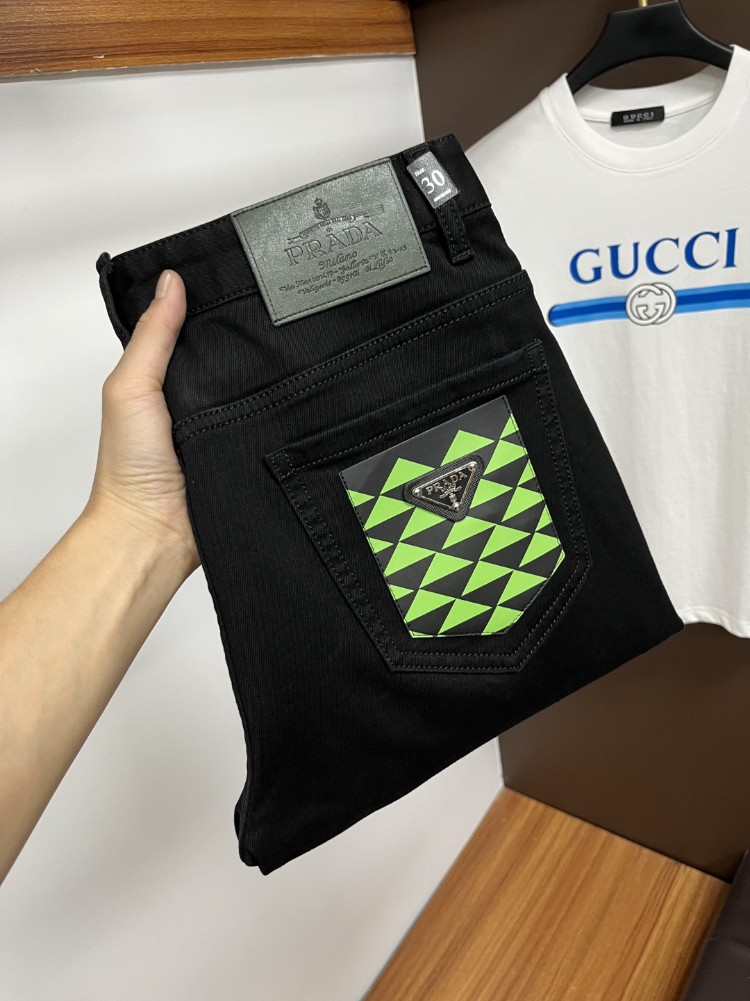 NO:594757,Prada's latest 2025 autumn jeans are stress-free in the store. Best-selling models in the counter. Shared taste and value. Very comfortable to wear. Low-key yet luxurious. Very classy to wear. Needless to say the trousers style and cut. The upper body is exquisite and vivid. Real first-class top quality materials. Really palace-level casual pants, using Turkish cotton to produce the most famous denim. Excellent quality. Heavy washing makes the pants very soft. Straight-leg version.  Don't be picky, the upper body is absolutely stylish QD25 is extremely luxurious!  Size 29-38,,prada,jeans,alexander wang19860909普拉达 2025年秋季最新品牛仔裤出入专卖店无压力 专柜热销款 品味与价值共享 身穿着非常舒适 低调不失奢华 穿出去非常有档次,裤型款式和裁剪亦无需多言 上身精致跃然.真正一等一顶级质料 真正殿堂级的休闲裤,选用土耳其的棉花 生产出最有名的单宁布 品质卓然 经过重水洗使得裤子很柔软 直脚的版型 不挑人 上身绝对的有型 QD25 极度奢华！尺码29-38,,prada,jeans,alexander wang,Men's clothing