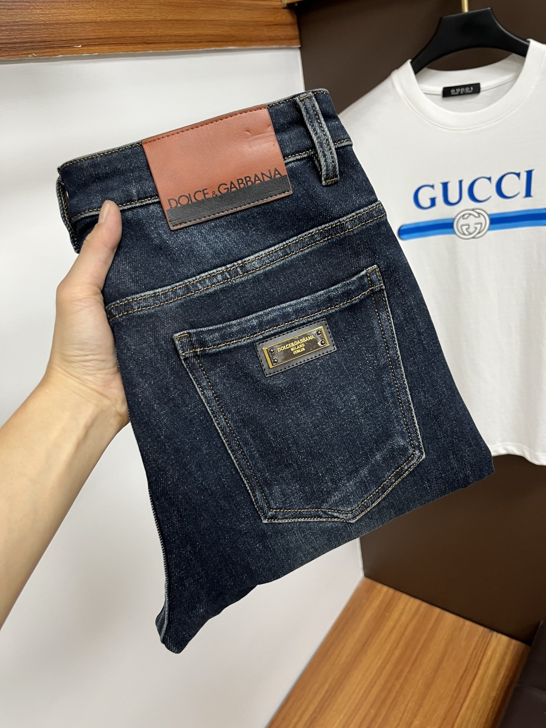 NO:594754,DG's latest 2025 autumn jeans are stress-free when entering and leaving the store. Best-selling models in the counter. Shared taste and value. Very comfortable to wear. Low-key yet luxurious. Very classy to wear. Needless to say the trousers style and cut. The upper body is exquisite and vivid. Real first-class top quality materials. Really top-level casual pants, using Turkish cotton. The most famous denim is produced. The quality is outstanding. After heavy washing, the pants are very soft. The straight-leg shape is not picky.  The upper body is absolutely stylish QD25 is extremely luxurious!  Size 29-38,,jeans,alexander wang19860909DG 2025年秋季最新品牛仔裤出入专卖店无压力 专柜热销款 品味与价值共享 身穿着非常舒适 低调不失奢华 穿出去非常有档次,裤型款式和裁剪亦无需多言 上身精致跃然.真正一等一顶级质料 真正殿堂级的休闲裤,选用土耳其的棉花 生产出最有名的单宁布 品质卓然 经过重水洗使得裤子很柔软 直脚的版型 不挑人 上身绝对的有型 QD25 极度奢华！尺码29-38,,jeans,alexander wang,Men's clothing