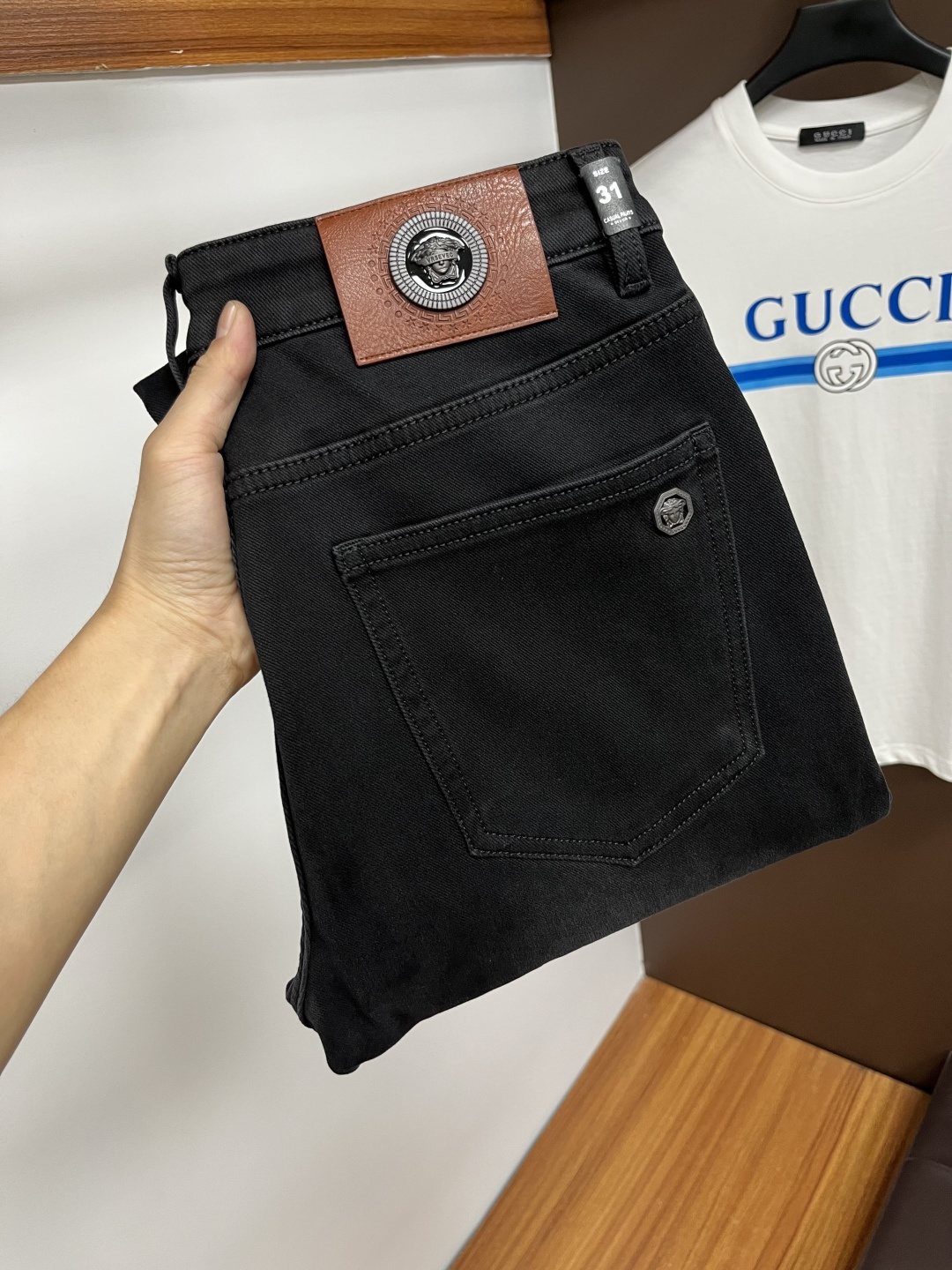 NO:657477,Versace's latest jeans in autumn 2025 are stress-free to enter and leave the store. Best-selling models in the counter. Taste and value are shared. Very comfortable to wear. Low-key yet luxurious. Very classy to wear. Needless to say the trousers style and cut. The upper body is exquisite and vivid. Real first-class top quality. Really palace-level casual pants, using Turkish cotton to produce the most famous denim. Excellent quality. Heavy washing makes the pants very soft. Straight-leg version.  Don't be picky, the upper body is absolutely stylish QD25 is extremely luxurious!  Size 29-38,,versace,jeans,alexander wang19860909范思哲 2025年秋季最新品牛仔裤出入专卖店无压力 专柜热销款 品味与价值共享 身穿着非常舒适 低调不失奢华 穿出去非常有档次,裤型款式和裁剪亦无需多言 上身精致跃然.真正一等一顶级质料 真正殿堂级的休闲裤,选用土耳其的棉花 生产出最有名的单宁布 品质卓然 经过重水洗使得裤子很柔软 直脚的版型 不挑人 上身绝对的有型 QD25 极度奢华！尺码29-38,,versace,jeans,alexander wang,Men's clothing