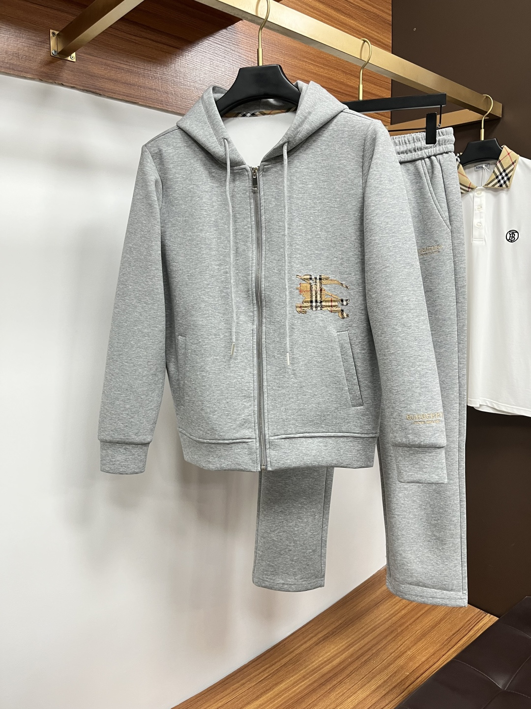 NO:599334,Burberry 2025 autumn and winter new counter casual suit, breathable, comfortable and casual!  Full of high-end feel!  The details are exquisite and high-end, and the workmanship is impeccable!  The original high-end fabric is very high-end!  The fabric is crisp, anti-wrinkle and wear-resistant, warm, neat and stylish. Everyone must buy a set this autumn and winter. They must look cool and cool when wearing it. This is a particularly recommended model from our store!  M-3XL,,burberry,alexander wang19860909巴宝莉 2025秋冬新款专柜同款休闲套装,透气舒适休闲！高级感满满！细节精致高档,做工无可挑剔！原版高端面料很显高级！面料挺括抗皱耐磨,保暖利落有型 这个秋冬每人必须入手一套 穿上必须是醉帅气的 咋们家特别推荐款！M-3XL,,burberry,alexander wang,Men's clothing