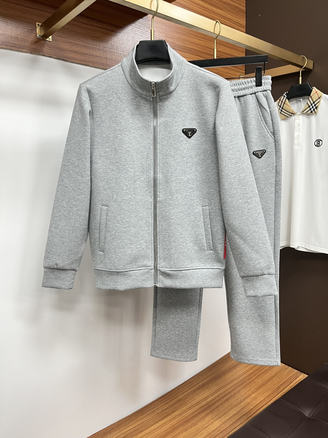 NO:610273,Prada 2025 autumn and winter new counter casual suit, breathable, comfortable and casual!  Full of high-end feel!  The details are exquisite and high-end, and the workmanship is impeccable!  The original high-end fabric is very high-end!  The fabric is crisp, anti-wrinkle and wear-resistant, warm, neat and stylish. Everyone must buy a set this autumn and winter. They must look cool and cool when wearing it. This is a particularly recommended model from our store!  M-3XL,,prada,alexander wang19860909普拉达 2025秋冬新款专柜同款休闲套装,透气舒适休闲！高级感满满！细节精致高档,做工无可挑剔！原版高端面料很显高级！面料挺括抗皱耐磨,保暖利落有型 这个秋冬每人必须入手一套 穿上必须是醉帅气的 咋们家特别推荐款！M-3XL,,prada,alexander wang,Men's clothing