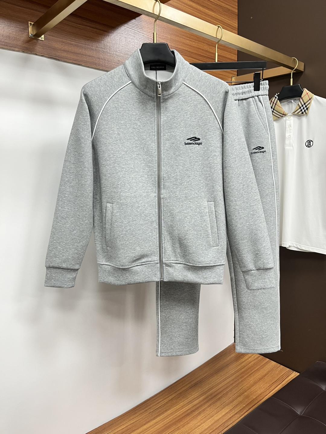 NO:599330,Balenciaga 2025 autumn and winter new counter casual suit of the same style, breathable, comfortable and casual!  Full of high-end feel!  The details are exquisite and high-end, and the workmanship is impeccable!  The original high-end fabric is very high-end!  The fabric is crisp, anti-wrinkle and wear-resistant, warm, neat and stylish. Everyone must buy a set this autumn and winter. They must look cool and cool when wearing it. This is a particularly recommended model from our store!  M-3XL.,,balenciaga,alexander wang19860909巴黎世家 2025秋冬新款专柜同款休闲套装,透气舒适休闲！高级感满满！细节精致高档,做工无可挑剔！原版高端面料很显高级！面料挺括抗皱耐磨,保暖利落有型 这个秋冬每人必须入手一套 穿上必须是醉帅气的 咋们家特别推荐款！M-3XL.,,balenciaga,alexander wang,Men's clothing