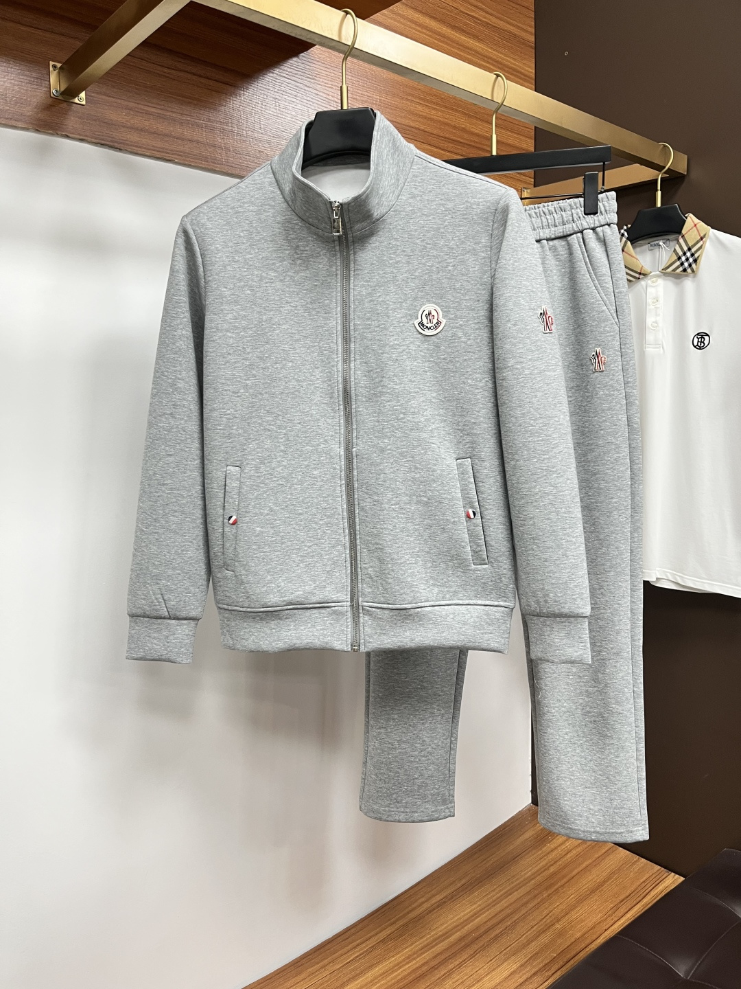 NO:599336,Mengkou 2025 autumn and winter new counter casual suit, breathable, comfortable and casual!  Full of high-end feel!  The details are exquisite and high-end, and the workmanship is impeccable!  The original high-end fabric is very high-end!  The fabric is crisp, anti-wrinkle and wear-resistant, warm, neat and stylish. Everyone must buy a set this autumn and winter. They must look cool and cool when wearing it. This is a particularly recommended model from our store!  M-3XL,,Moncler,alexander wang19860909蒙口 2025秋冬新款专柜同款休闲套装,透气舒适休闲！高级感满满！细节精致高档,做工无可挑剔！原版高端面料很显高级！面料挺括抗皱耐磨,保暖利落有型 这个秋冬每人必须入手一套 穿上必须是醉帅气的 咋们家特别推荐款！M-3XL,,Moncler,alexander wang,Men's clothing