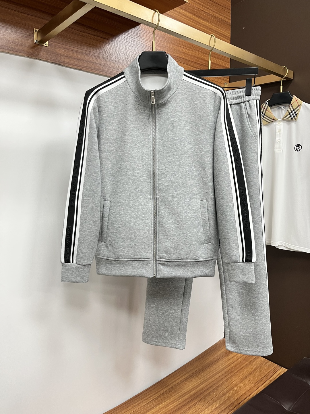 NO:597173,Armani 2025 autumn and winter new counter casual suit, breathable, comfortable and casual!  Full of high-end feel!  The details are exquisite and high-end, and the workmanship is impeccable!  The original high-end fabric is very high-end!  The fabric is crisp, anti-wrinkle and wear-resistant, warm, neat and stylish. Everyone must buy a set this autumn and winter. They must look cool and cool when wearing it. This is a particularly recommended model from our store!  M-3XL,,armani,alexander wang19860909阿玛尼 2025秋冬新款专柜同款休闲套装,透气舒适休闲！高级感满满！细节精致高档,做工无可挑剔！原版高端面料很显高级！面料挺括抗皱耐磨,保暖利落有型 这个秋冬每人必须入手一套 穿上必须是醉帅气的 咋们家特别推荐款！M-3XL,,armani,alexander wang,Men's clothing