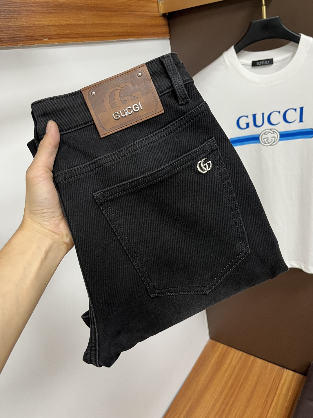 NO:598363,Gucci's latest autumn jeans are stress-free when entering and exiting the store. Best-selling models in the counter. Shared taste and value. Very comfortable to wear. Low-key yet luxurious. Very classy to wear. Needless to say the trousers style and cut. The upper body is exquisite and vivid. Really first-class and top-quality materials. Really top-level casual pants, using Turkish cotton. The most famous denim is produced. The quality is outstanding. After heavy washing, the pants are very soft. The straight-leg version is not picky.  The upper body is absolutely stylish QD25 is extremely luxurious!  Size 29-38,,jeans,alexander wang19860909古奇 年秋季最新品牛仔裤出入专卖店无压力 专柜热销款 品味与价值共享 身穿着非常舒适 低调不失奢华 穿出去非常有档次,裤型款式和裁剪亦无需多言 上身精致跃然.真正一等一顶级质料 真正殿堂级的休闲裤,选用土耳其的棉花 生产出最有名的单宁布 品质卓然 经过重水洗使得裤子很柔软 直脚的版型 不挑人 上身绝对的有型 QD25 极度奢华！尺码29-38,,jeans,alexander wang,Men's clothing