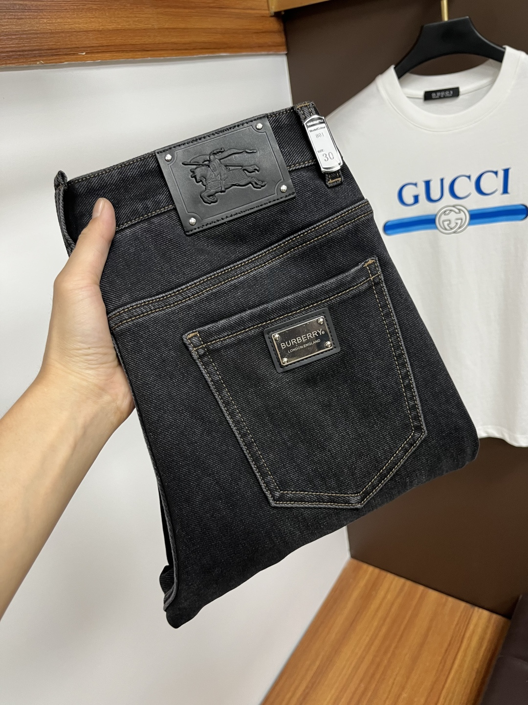 NO:598366,DG's latest autumn jeans are stress-free when entering and leaving the store. Best-selling models in the counter. Shared taste and value. Very comfortable to wear. Low-key yet luxurious. Very classy to wear. Needless to say the trousers style and cut. The upper body is exquisite and vivid. Really first-class and top-quality materials. Truly palace-level casual pants, using Turkish cotton. The most famous denim fabric is produced. The quality is outstanding. After heavy washing, the pants are very soft. The straight-leg version is not picky.  The upper body is absolutely stylish QD25 is extremely luxurious!  Size 29-38,,jeans,alexander wang19860909DG 年秋季最新品牛仔裤出入专卖店无压力 专柜热销款 品味与价值共享 身穿着非常舒适 低调不失奢华 穿出去非常有档次,裤型款式和裁剪亦无需多言 上身精致跃然.真正一等一顶级质料 真正殿堂级的休闲裤,选用土耳其的棉花 生产出最有名的单宁布 品质卓然 经过重水洗使得裤子很柔软 直脚的版型 不挑人 上身绝对的有型 QD25 极度奢华！尺码29-38,,jeans,alexander wang,Men's clothing