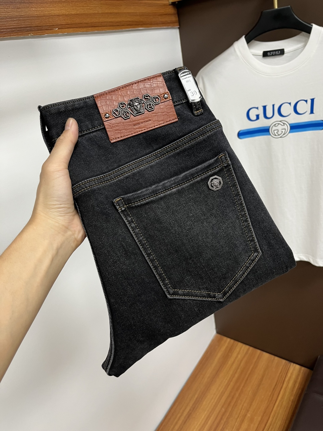 NO:600509,Versace's latest jeans in autumn 2025 are stress-free to enter and leave the store. Best-selling models in the counter. Taste and value are shared. Very comfortable to wear. Low-key yet luxurious. Very classy to wear. Needless to say the trousers style and cut. The upper body is exquisite and vivid. Real first-class top quality. Really palace-level casual pants, using Turkish cotton to produce the most famous denim. Excellent quality. Heavy washing makes the pants very soft. Straight-leg version.  Don't be picky, the upper body is absolutely stylish QD25 is extremely luxurious!  Size 29-38,,versace,jeans,alexander wang19860909范思哲 2025年秋季最新品牛仔裤出入专卖店无压力 专柜热销款 品味与价值共享 身穿着非常舒适 低调不失奢华 穿出去非常有档次,裤型款式和裁剪亦无需多言 上身精致跃然.真正一等一顶级质料 真正殿堂级的休闲裤,选用土耳其的棉花 生产出最有名的单宁布 品质卓然 经过重水洗使得裤子很柔软 直脚的版型 不挑人 上身绝对的有型 QD25 极度奢华！尺码29-38,,versace,jeans,alexander wang,Men's clothing