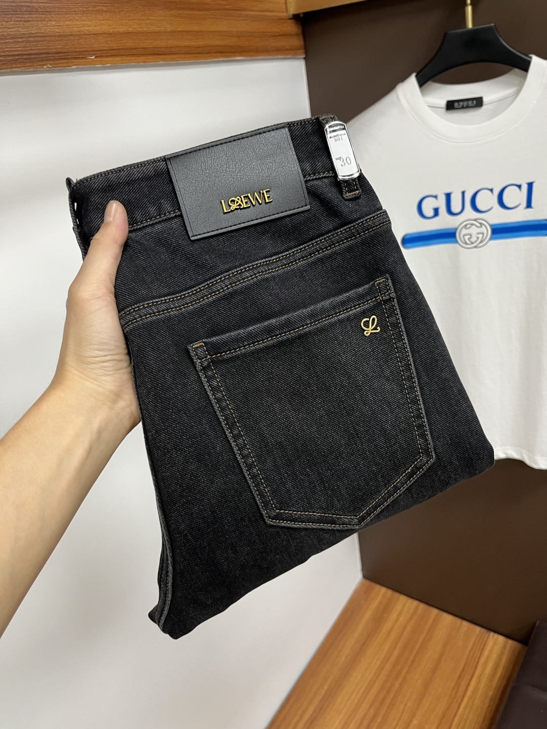 NO:600510,Loewe's 2025 autumn latest jeans are stress-free in the store. Best-selling models in the counter. Taste and value are shared. Very comfortable to wear. Low-key yet luxurious. Very classy to wear. Needless to say the trousers style and cut. The upper body is exquisite and vivid. Real first-class top quality. Really palace-level casual pants, using Turkish cotton to produce the most famous denim. Excellent quality. Heavy washing makes the pants very soft. Straight-leg version.  Don't be picky, the upper body is absolutely stylish QD25 is extremely luxurious!  Size 29-38,,loewe,jeans,alexander wang19860909罗意威 2025年秋季最新品牛仔裤出入专卖店无压力 专柜热销款 品味与价值共享 身穿着非常舒适 低调不失奢华 穿出去非常有档次,裤型款式和裁剪亦无需多言 上身精致跃然.真正一等一顶级质料 真正殿堂级的休闲裤,选用土耳其的棉花 生产出最有名的单宁布 品质卓然 经过重水洗使得裤子很柔软 直脚的版型 不挑人 上身绝对的有型 QD25 极度奢华！尺码29-38,,loewe,jeans,alexander wang,Men's clothing