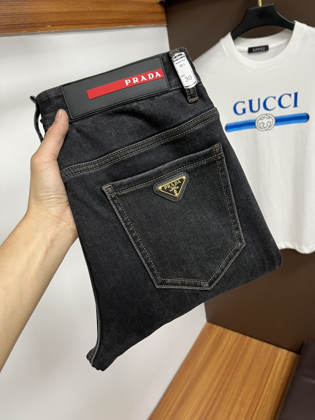 NO:600511,Prada's latest 2025 autumn jeans are stress-free in the store. Best-selling models in the counter. Taste and value are shared. Very comfortable to wear. Low-key yet luxurious. Very classy to wear. Needless to say the trousers style and cut. The upper body is exquisite and vivid. Real first-class top quality materials. Really palace-level casual pants, using Turkish cotton to produce the most famous denim. Excellent quality. Heavy washing makes the pants very soft. Straight-footed version.  Don't be picky, the upper body is absolutely stylish QD25 is extremely luxurious!  Size 29-38,,prada,jeans,alexander wang19860909普拉达 2025年秋季最新品牛仔裤出入专卖店无压力 专柜热销款 品味与价值共享 身穿着非常舒适 低调不失奢华 穿出去非常有档次,裤型款式和裁剪亦无需多言 上身精致跃然.真正一等一顶级质料 真正殿堂级的休闲裤,选用土耳其的棉花 生产出最有名的单宁布 品质卓然 经过重水洗使得裤子很柔软 直脚的版型 不挑人 上身绝对的有型 QD25 极度奢华！尺码29-38,,prada,jeans,alexander wang,Men's clothing