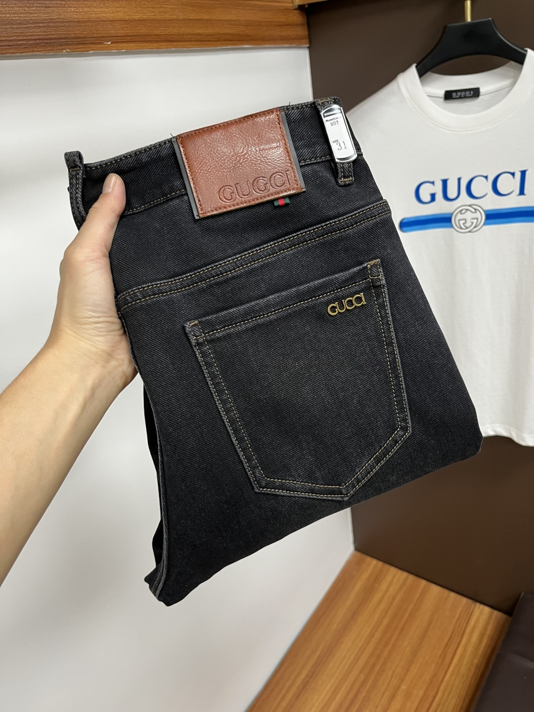 NO:600512,Gucci's latest 2025 autumn jeans are stress-free in and out of the store. Best-selling models in the counter. Shared taste and value. Very comfortable to wear. Low-key yet luxurious. Very classy to wear. Needless to say the trousers style and cut. The upper body is exquisite and vivid. Real first-class top quality materials. Really palace-level casual pants, using Turkish cotton to produce the most famous denim. Excellent quality. Heavy washing makes the pants very soft. Straight-leg version.  Don't be picky, the upper body is absolutely stylish QD25 is extremely luxurious!  Size 29-38,,jeans,alexander wang19860909古奇 2025年秋季最新品牛仔裤出入专卖店无压力 专柜热销款 品味与价值共享 身穿着非常舒适 低调不失奢华 穿出去非常有档次,裤型款式和裁剪亦无需多言 上身精致跃然.真正一等一顶级质料 真正殿堂级的休闲裤,选用土耳其的棉花 生产出最有名的单宁布 品质卓然 经过重水洗使得裤子很柔软 直脚的版型 不挑人 上身绝对的有型 QD25 极度奢华！尺码29-38,,jeans,alexander wang,Men's clothing