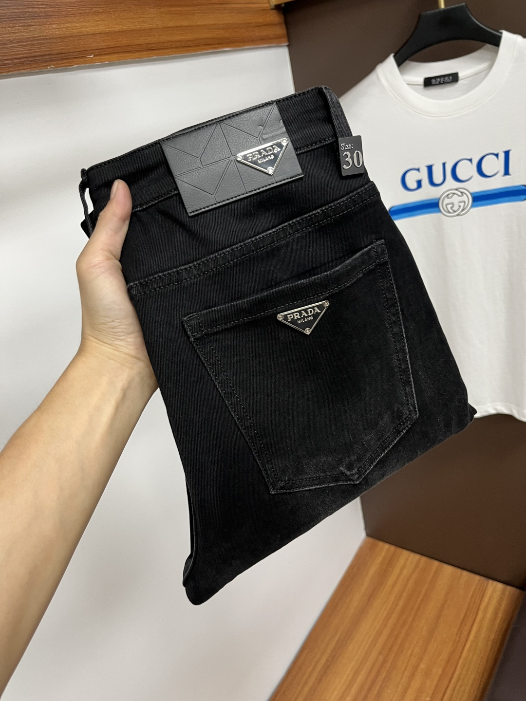 NO:600514,Prada's latest 2025 autumn jeans are stress-free in the store. Best-selling models in the counter. Taste and value are shared. Very comfortable to wear. Low-key yet luxurious. Very classy to wear. Needless to say the trousers style and cut. The upper body is exquisite and vivid. Real first-class top quality materials. Really palace-level casual pants, using Turkish cotton to produce the most famous denim. Excellent quality. Heavy washing makes the pants very soft. Straight-footed version.  Don't be picky, the upper body is absolutely stylish QD25 is extremely luxurious!  Size 29-38,,prada,jeans,alexander wang19860909普拉达 2025年秋季最新品牛仔裤出入专卖店无压力 专柜热销款 品味与价值共享 身穿着非常舒适 低调不失奢华 穿出去非常有档次,裤型款式和裁剪亦无需多言 上身精致跃然.真正一等一顶级质料 真正殿堂级的休闲裤,选用土耳其的棉花 生产出最有名的单宁布 品质卓然 经过重水洗使得裤子很柔软 直脚的版型 不挑人 上身绝对的有型 QD25 极度奢华！尺码29-38,,prada,jeans,alexander wang,Men's clothing