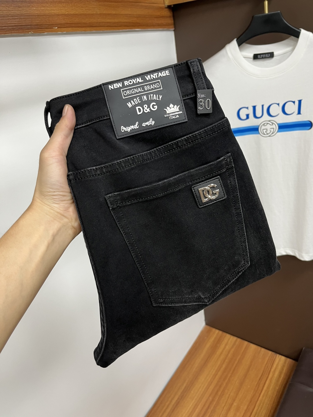 NO:600523,DG's latest 2025 autumn jeans are stress-free when entering and leaving the store. Best-selling models in the counter. Shared taste and value. Very comfortable to wear. Low-key yet luxurious. Very classy to wear. Needless to say the trousers style and cut. The upper body is exquisite and vivid. Real first-class top quality materials. Really top-level casual pants, using Turkish cotton. The most famous denim is produced. The quality is outstanding. After heavy washing, the pants are very soft. The straight-leg shape is not picky.  The upper body is absolutely stylish QD25 is extremely luxurious!  Size 29-38,,jeans,alexander wang19860909DG 2025年秋季最新品牛仔裤出入专卖店无压力 专柜热销款 品味与价值共享 身穿着非常舒适 低调不失奢华 穿出去非常有档次,裤型款式和裁剪亦无需多言 上身精致跃然.真正一等一顶级质料 真正殿堂级的休闲裤,选用土耳其的棉花 生产出最有名的单宁布 品质卓然 经过重水洗使得裤子很柔软 直脚的版型 不挑人 上身绝对的有型 QD25 极度奢华！尺码29-38,,jeans,alexander wang,Men's clothing