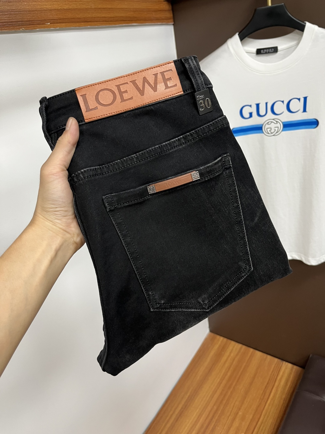 NO:600526,Loewe's 2025 autumn latest jeans are stress-free in the store. Best-selling models in the counter. Taste and value are shared. Very comfortable to wear. Low-key yet luxurious. Very classy to wear. Needless to say the trousers style and cut. The upper body is exquisite and vivid. Real first-class top quality. Really palace-level casual pants, using Turkish cotton to produce the most famous denim. Excellent quality. Heavy washing makes the pants very soft. Straight-leg version.  Don't be picky, the upper body is absolutely stylish QD25 is extremely luxurious!  Size 29-38,,loewe,jeans,alexander wang19860909罗意威 2025年秋季最新品牛仔裤出入专卖店无压力 专柜热销款 品味与价值共享 身穿着非常舒适 低调不失奢华 穿出去非常有档次,裤型款式和裁剪亦无需多言 上身精致跃然.真正一等一顶级质料 真正殿堂级的休闲裤,选用土耳其的棉花 生产出最有名的单宁布 品质卓然 经过重水洗使得裤子很柔软 直脚的版型 不挑人 上身绝对的有型 QD25 极度奢华！尺码29-38,,loewe,jeans,alexander wang,Men's clothing