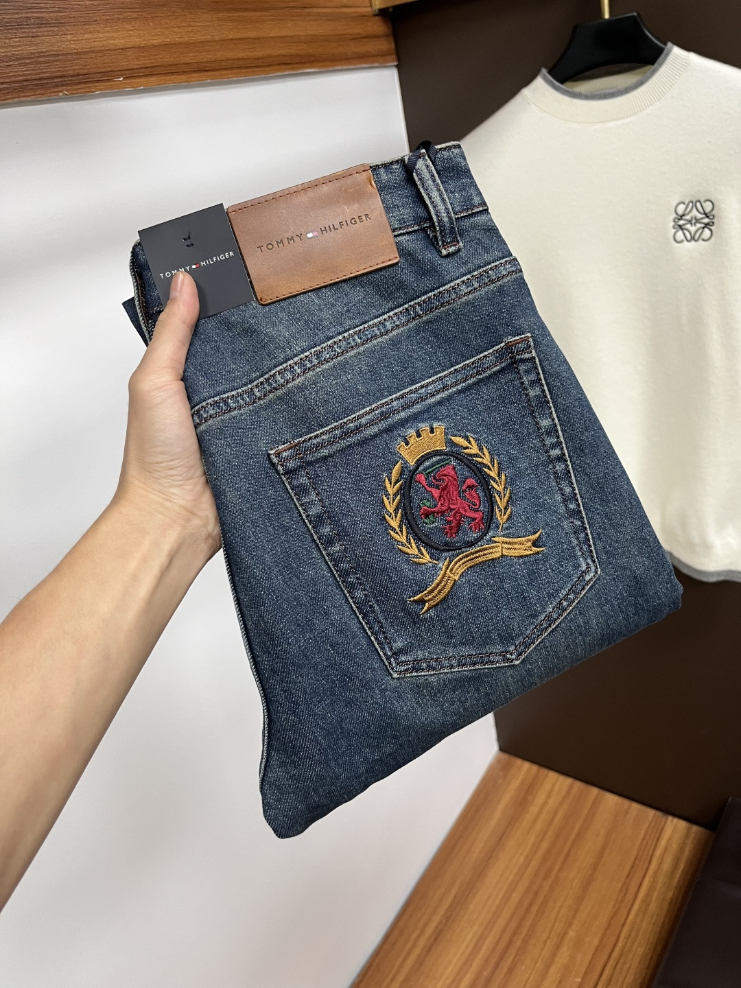 NO:599340,Tommy's 2025 autumn and winter new styles are on the market!  Versatile style. Basic five-pocket jeans. A classic that goes well with clothes. It tastes good no matter how you wear it. Breathable and comfortable. It has a slight stretch and is unrestrained. The original imported retro smoke gray denim micro-elastic fabric has a soft feel. It is truly low-key and luxurious. It is very suitable for autumn and winter. The standard straight slim fit is more comfortable to wear and unrestrained. The accessories are very particular. The exquisite original hardware and lining are very solid. The key point is LWS.  Very cost-effective, very good quality, worth buying!  Size:30-38,,jeans,alexander wang19860909汤米 2025年秋冬新款上市！ 百搭款式 基础五袋款复牛仔裤 经典之作很好搭配衣服哦 怎么穿都很有味道 透气舒服 带有微微的弹力 无拘无束 原版进口复古烟灰色牛仔布微弹面料 柔软手感 真正的低调奢华 很是适合秋冬季节穿着 标准直筒修身版型 穿起来更加舒服 无拘无束 辅料上面特别的讲究 精致原版五金内衬走线都非常的扎实 LWS 重点就是 性价比非常高 质量非常好 值得购入！ 尺码:30-38,,jeans,alexander wang,Men's clothing