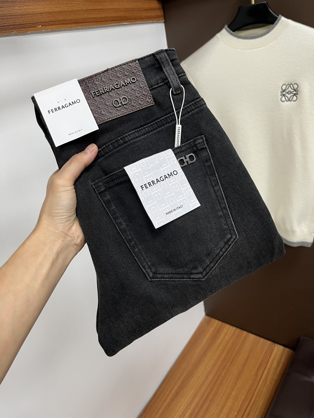 NO:599344,Ferragamo 2025 autumn and winter new models are on the market!  Versatile style. Basic five-pocket jeans. A classic that goes well with clothes. It tastes good no matter how you wear it. Breathable and comfortable. It has a slight stretch and is unrestrained. The original imported retro smoke gray denim micro-elastic fabric has a soft feel. It is truly low-key and luxurious. It is very suitable for autumn and winter. The standard straight slim fit is more comfortable to wear and unrestrained. The accessories are very particular. The exquisite original hardware and lining are very solid. The key point is LWS.  Very cost-effective, very good quality, worth buying!  Size:30-38,,ferragamo,jeans,alexander wang19860909菲拉格慕 2025年秋冬新款上市！ 百搭款式 基础五袋款复牛仔裤 经典之作很好搭配衣服哦 怎么穿都很有味道 透气舒服 带有微微的弹力 无拘无束 原版进口复古烟灰色牛仔布微弹面料 柔软手感 真正的低调奢华 很是适合秋冬季节穿着 标准直筒修身版型 穿起来更加舒服 无拘无束 辅料上面特别的讲究 精致原版五金内衬走线都非常的扎实 LWS 重点就是 性价比非常高 质量非常好 值得购入！ 尺码:30-38,,ferragamo,jeans,alexander wang,Men's clothing