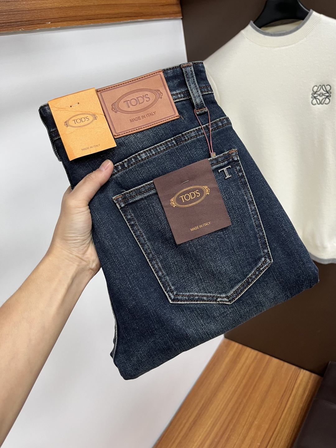 NO:599346,TODS 2025 autumn and winter new models are on the market!  Versatile style. Basic five-pocket jeans. A classic that goes well with clothes. It tastes good no matter how you wear it. Breathable and comfortable. It has a slight stretch and is unrestrained. The original imported retro smoke gray denim micro-elastic fabric has a soft feel. It is truly low-key and luxurious. It is very suitable for autumn and winter. The standard straight slim fit is more comfortable to wear and unrestrained. The accessories are very particular. The exquisite original hardware and lining are very solid. The key point is LWS.  Very cost-effective, very good quality, worth buying!  Size:30-38,,jeans,alexander wang19860909托德斯 2025年秋冬新款上市！ 百搭款式 基础五袋款复牛仔裤 经典之作很好搭配衣服哦 怎么穿都很有味道 透气舒服 带有微微的弹力 无拘无束 原版进口复古烟灰色牛仔布微弹面料 柔软手感 真正的低调奢华 很是适合秋冬季节穿着 标准直筒修身版型 穿起来更加舒服 无拘无束 辅料上面特别的讲究 精致原版五金内衬走线都非常的扎实 LWS 重点就是 性价比非常高 质量非常好 值得购入！ 尺码:30-38,,jeans,alexander wang,Men's clothing