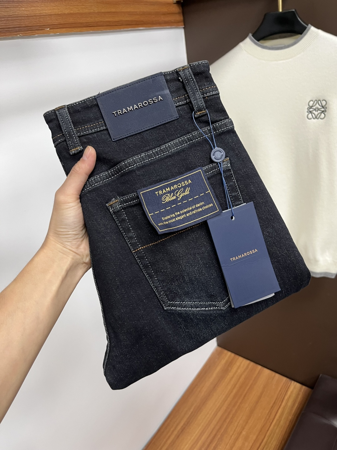 NO:599350,TRAMAROSSA 2025 autumn and winter new models are on the market!  Versatile style. Basic five-pocket jeans. A classic that goes well with clothes. It tastes good no matter how you wear it. Breathable and comfortable. It has a slight stretch and is unrestrained. The original imported retro smoke gray denim micro-elastic fabric has a soft feel. It is truly low-key and luxurious. It is very suitable for autumn and winter. The standard straight slim fit is more comfortable to wear and unrestrained. The accessories are very particular. The exquisite original hardware and lining are very solid. The key point is LWS.  Very cost-effective, very good quality, worth buying!  Size:30-38,,jeans,alexander wang19860909TRAMAROSSA 2025年秋冬新款上市！ 百搭款式 基础五袋款复牛仔裤 经典之作很好搭配衣服哦 怎么穿都很有味道 透气舒服 带有微微的弹力 无拘无束 原版进口复古烟灰色牛仔布微弹面料 柔软手感 真正的低调奢华 很是适合秋冬季节穿着 标准直筒修身版型 穿起来更加舒服 无拘无束 辅料上面特别的讲究 精致原版五金内衬走线都非常的扎实 LWS 重点就是 性价比非常高 质量非常好 值得购入！ 尺码:30-38,,jeans,alexander wang,Men's clothing