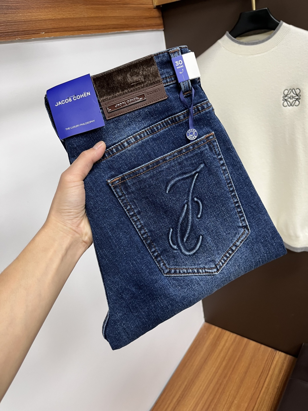 NO:599337,JACOB COHEN 2025 autumn and winter new models are on the market!  Versatile style. Basic five-pocket jeans. A classic that goes well with clothes. It tastes good no matter how you wear it. Breathable and comfortable. It has a slight stretch and is unrestrained. The original imported retro smoke gray denim micro-elastic fabric has a soft feel. It is truly low-key and luxurious. It is very suitable for autumn and winter. The standard straight slim fit is more comfortable to wear and unrestrained. The accessories are very particular. The exquisite original hardware and lining are very solid. The key point is LWS.  Very cost-effective, very good quality, worth buying!  Size:30-38,,jeans,alexander wang19860909JACOB COHEN 2025年秋冬新款上市！ 百搭款式 基础五袋款复牛仔裤 经典之作很好搭配衣服哦 怎么穿都很有味道 透气舒服 带有微微的弹力 无拘无束 原版进口复古烟灰色牛仔布微弹面料 柔软手感 真正的低调奢华 很是适合秋冬季节穿着 标准直筒修身版型 穿起来更加舒服 无拘无束 辅料上面特别的讲究 精致原版五金内衬走线都非常的扎实 LWS 重点就是 性价比非常高 质量非常好 值得购入！ 尺码:30-38,,jeans,alexander wang,Men's clothing