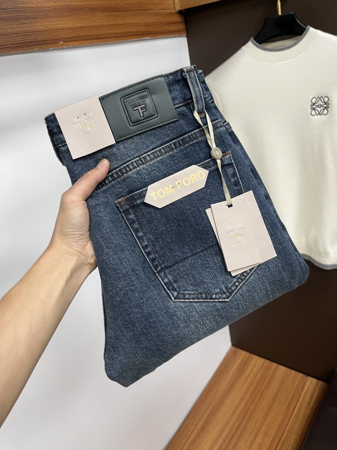 NO:599339,TF 2025 autumn and winter new models are on the market!  Versatile style. Basic five-pocket jeans. A classic that goes well with clothes. It tastes good no matter how you wear it. Breathable and comfortable. It has a slight stretch and is unrestrained. The original imported retro smoke gray denim micro-elastic fabric has a soft feel. It is truly low-key and luxurious. It is very suitable for autumn and winter. The standard straight slim fit is more comfortable to wear and unrestrained. The accessories are very particular. The exquisite original hardware and lining are very solid. The key point is LWS.  Very cost-effective, very good quality, worth buying!  Size:30-38,,tom ford,jeans,alexander wang19860909TF 2025年秋冬新款上市！ 百搭款式 基础五袋款复牛仔裤 经典之作很好搭配衣服哦 怎么穿都很有味道 透气舒服 带有微微的弹力 无拘无束 原版进口复古烟灰色牛仔布微弹面料 柔软手感 真正的低调奢华 很是适合秋冬季节穿着 标准直筒修身版型 穿起来更加舒服 无拘无束 辅料上面特别的讲究 精致原版五金内衬走线都非常的扎实 LWS 重点就是 性价比非常高 质量非常好 值得购入！ 尺码:30-38,,tom ford,jeans,alexander wang,Men's clothing