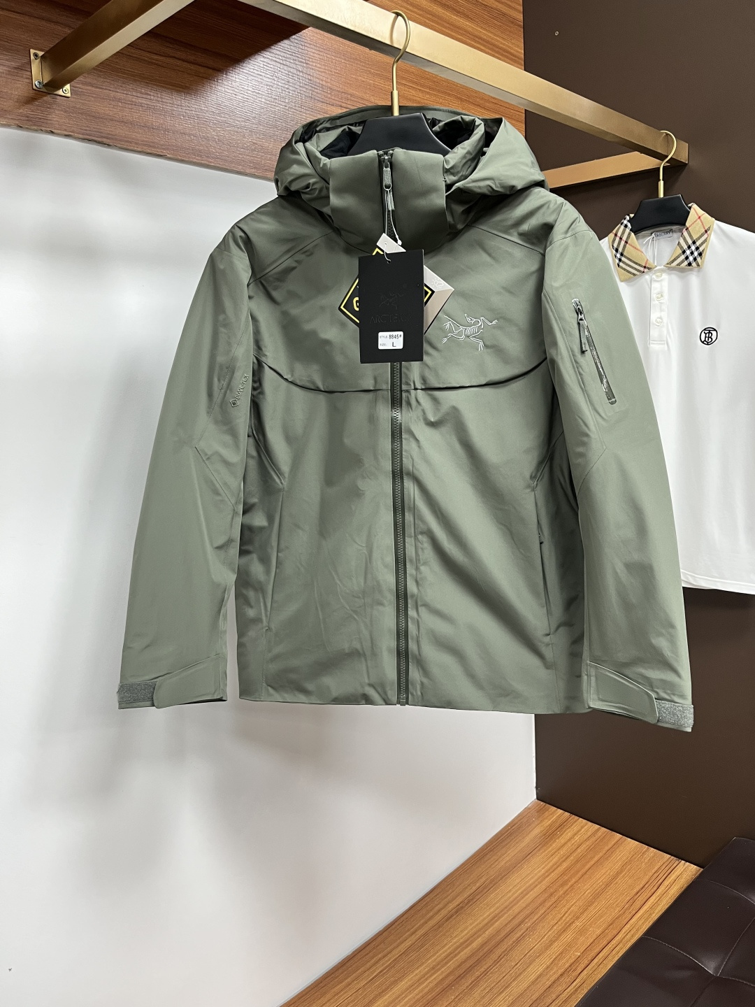 NO:599371,Arctery's top quality 24S autumn and winter new Arc'teryx popular grocery shopping style hooded down ski jacket, logo embroidered storm jacket down jacket!  The best product on the market, genuine 90% white duck down-filled lightweight unisex luxury outdoor sports three-proof down jacket!  Size M-4XL. Green maximum 3XL Color black gray green royal blue,arc'teryx,down jacket,hats,alexander wang19860909Arctery 顶级品质24S秋冬新款始祖鸟爆款买菜款连帽羽绒滑雪服,logo刺绣冲锋衣羽绒服！市场最高货,真正的90％白鸭绒填充轻男女同款 轻奢户外运动三防羽绒服！ 尺码M-4XL.绿色最大3XL 颜色黑色 灰色 绿色 宝蓝,arc'teryx,down jacket,hats,alexander wang,Men's clothing