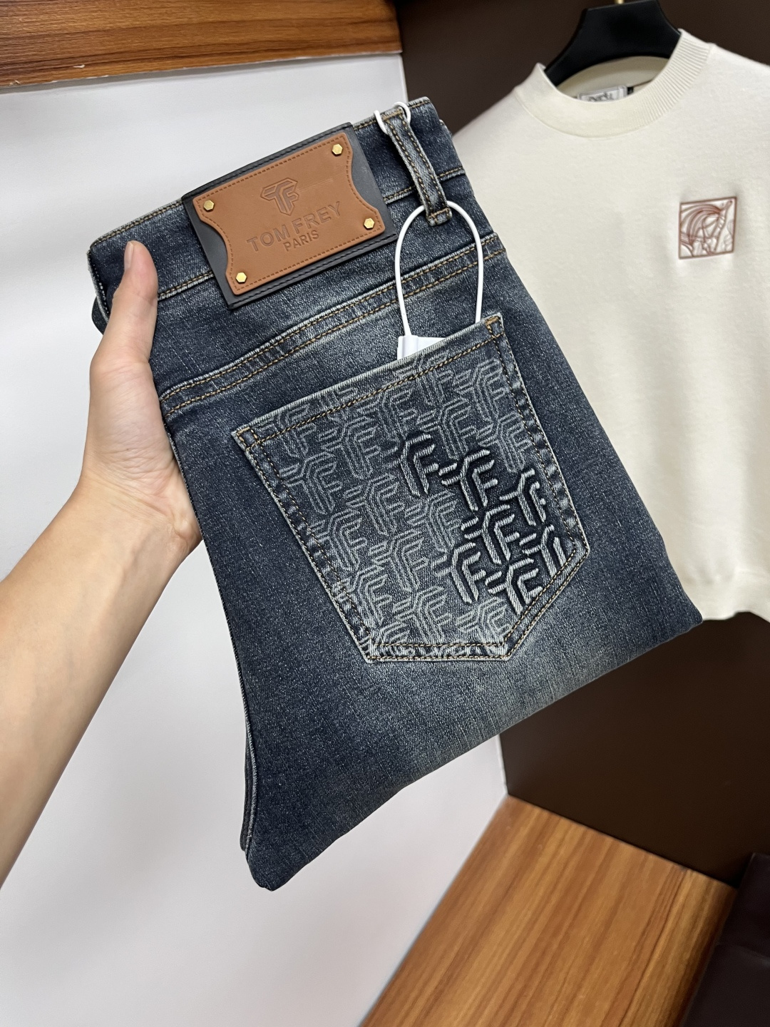 NO:598364,TF ss autumn and winter New Year jeans. Original 1:1 production, the perfect choice for daily necessities, simple and stylish, custom imported denim fabric, heavy washing process, complex workmanship and exquisite craftsmanship. Easily cater to the needs of the four seasons, soft and elastic to the touch, smooth and neat, original accessories and hardware, L40 upper body is comfortable, very easy to wear and durable, size 29-38, tom ford, jeans, alexander wang19860909TF ss秋冬贺岁款牛仔裤.原单1:1制作,日常必备的完美之选,简单大气亦时尚有型,定制进口丹宁面料 ,重工洗水工艺,做工复杂工艺精湛.轻松迎合四季需要,手感柔软带弹力,流畅利落,原版辅料五金,L40上身舒适非常易搭耐看码数29-38,,tom ford,jeans,alexander wang,Men's clothing