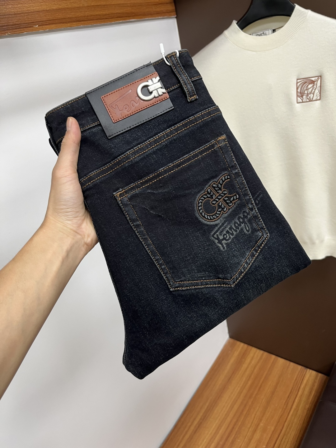 NO:598367,Ferragamo ss autumn and winter New Year jeans. Original 1:1 production, the perfect choice for daily essentials, simple and stylish, custom imported denim fabric, heavy washing process, complex workmanship and exquisite craftsmanship. Easily cater to the needs of the four seasons, soft and elastic to the touch, smooth and neat, original accessories and hardware, L40 upper body is comfortable, very easy to wear and durable, code number 29-38,,ferragamo,jeans,alexander wang19860909菲拉格慕 ss秋冬贺岁款牛仔裤.原单1:1制作,日常必备的完美之选,简单大气亦时尚有型,定制进口丹宁面料 ,重工洗水工艺,做工复杂工艺精湛.轻松迎合四季需要,手感柔软带弹力,流畅利落,原版辅料五金,L40上身舒适非常易搭耐看码数29-38,,ferragamo,jeans,alexander wang,Men's clothing