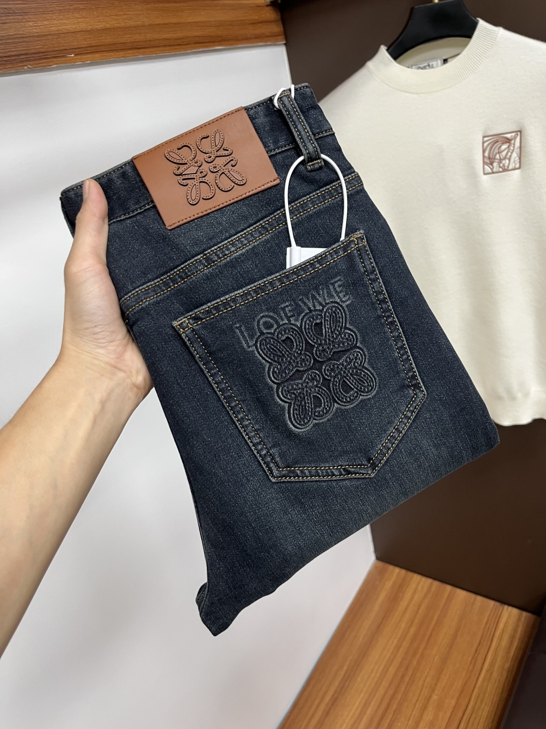 NO:598370,Loewe ss autumn and winter New Year jeans. Original 1:1 production, the perfect choice for daily necessities, simple and stylish, custom imported denim fabric, heavy washing process, complex workmanship and exquisite craftsmanship. Easily cater to the needs of the four seasons, soft and elastic to the touch, smooth and neat, original accessories and hardware, L40 upper body is comfortable, very easy to wear and durable, code number 29-38,, loewe,jeans,alexander wang19860909罗意威 ss秋冬贺岁款牛仔裤.原单1:1制作,日常必备的完美之选,简单大气亦时尚有型,定制进口丹宁面料 ,重工洗水工艺,做工复杂工艺精湛.轻松迎合四季需要,手感柔软带弹力,流畅利落,原版辅料五金,L40上身舒适非常易搭耐看码数29-38,,loewe,jeans,alexander wang,Men's clothing