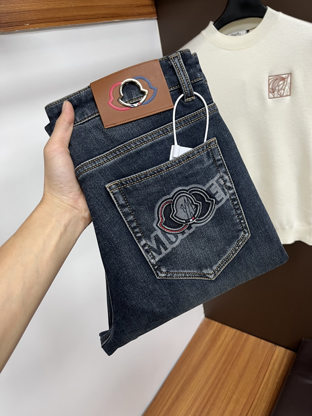 NO:598344,Meng Mouth ss autumn and winter New Year jeans. Original 1:1 production, the perfect choice for daily necessities, simple and stylish, custom imported denim fabric, heavy washing process, complex workmanship and exquisite craftsmanship. Easily cater to the needs of the four seasons, soft and elastic to the touch, smooth and neat, original accessories and hardware, L40 upper body is comfortable, very easy to wear and durable, size 29-38, Moncler, jeans, alexander wang19860909蒙口 ss秋冬贺岁款牛仔裤.原单1:1制作,日常必备的完美之选,简单大气亦时尚有型,定制进口丹宁面料 ,重工洗水工艺,做工复杂工艺精湛.轻松迎合四季需要,手感柔软带弹力,流畅利落,原版辅料五金,L40上身舒适非常易搭耐看码数29-38,,Moncler,jeans,alexander wang,Men's clothing