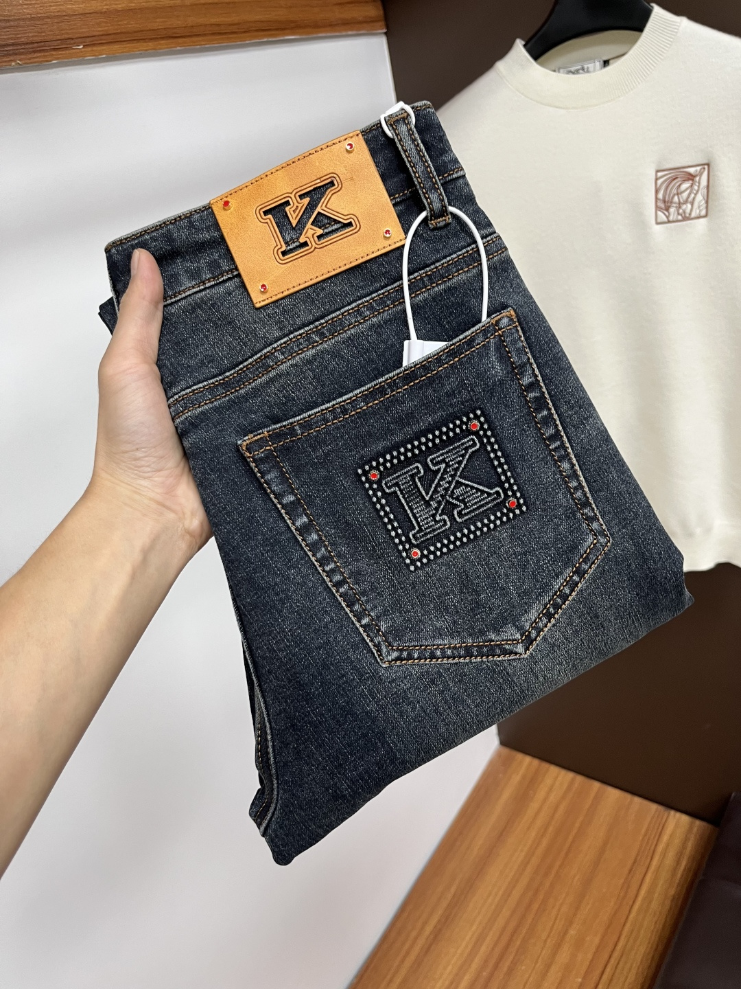 NO:598347,Kiton ss autumn and winter New Year jeans. Original 1:1 production, the perfect choice for daily necessities, simple and stylish, custom imported denim fabric, heavy washing process, complex workmanship and exquisite craftsmanship. Easily cater to the needs of the four seasons, soft and elastic to the touch, smooth and neat, original accessories and hardware, L40 upper body is comfortable, very easy to wear and durable, size 29-38, jeans, alexander wang19860909Kiton ss秋冬贺岁款牛仔裤.原单1:1制作,日常必备的完美之选,简单大气亦时尚有型,定制进口丹宁面料 ,重工洗水工艺,做工复杂工艺精湛.轻松迎合四季需要,手感柔软带弹力,流畅利落,原版辅料五金,L40上身舒适非常易搭耐看码数29-38,,jeans,alexander wang,Men's clothing