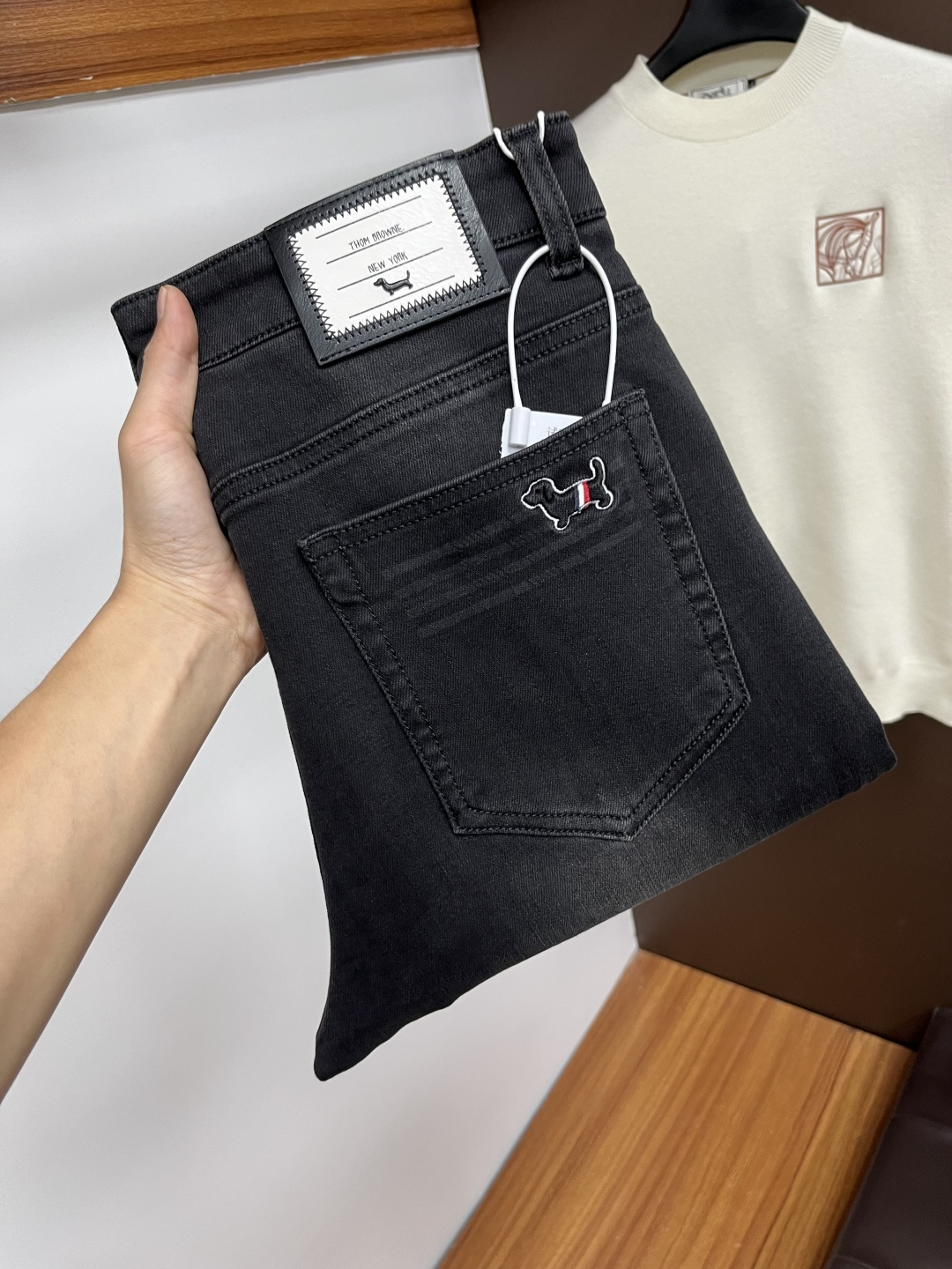 NO:598350,TB ss autumn and winter New Year jeans. Original 1:1 production, the perfect choice for daily necessities, simple and stylish, custom imported denim fabric, heavy washing process, complex workmanship and exquisite craftsmanship. Easily cater to the needs of the four seasons, soft and elastic to the touch, smooth and neat, original accessories and hardware, L40 upper body is comfortable, very easy to wear and durable, size 29-38, jeans, alexander wang19860909TB ss秋冬贺岁款牛仔裤.原单1:1制作,日常必备的完美之选,简单大气亦时尚有型,定制进口丹宁面料 ,重工洗水工艺,做工复杂工艺精湛.轻松迎合四季需要,手感柔软带弹力,流畅利落,原版辅料五金,L40上身舒适非常易搭耐看码数29-38,,jeans,alexander wang,Men's clothing