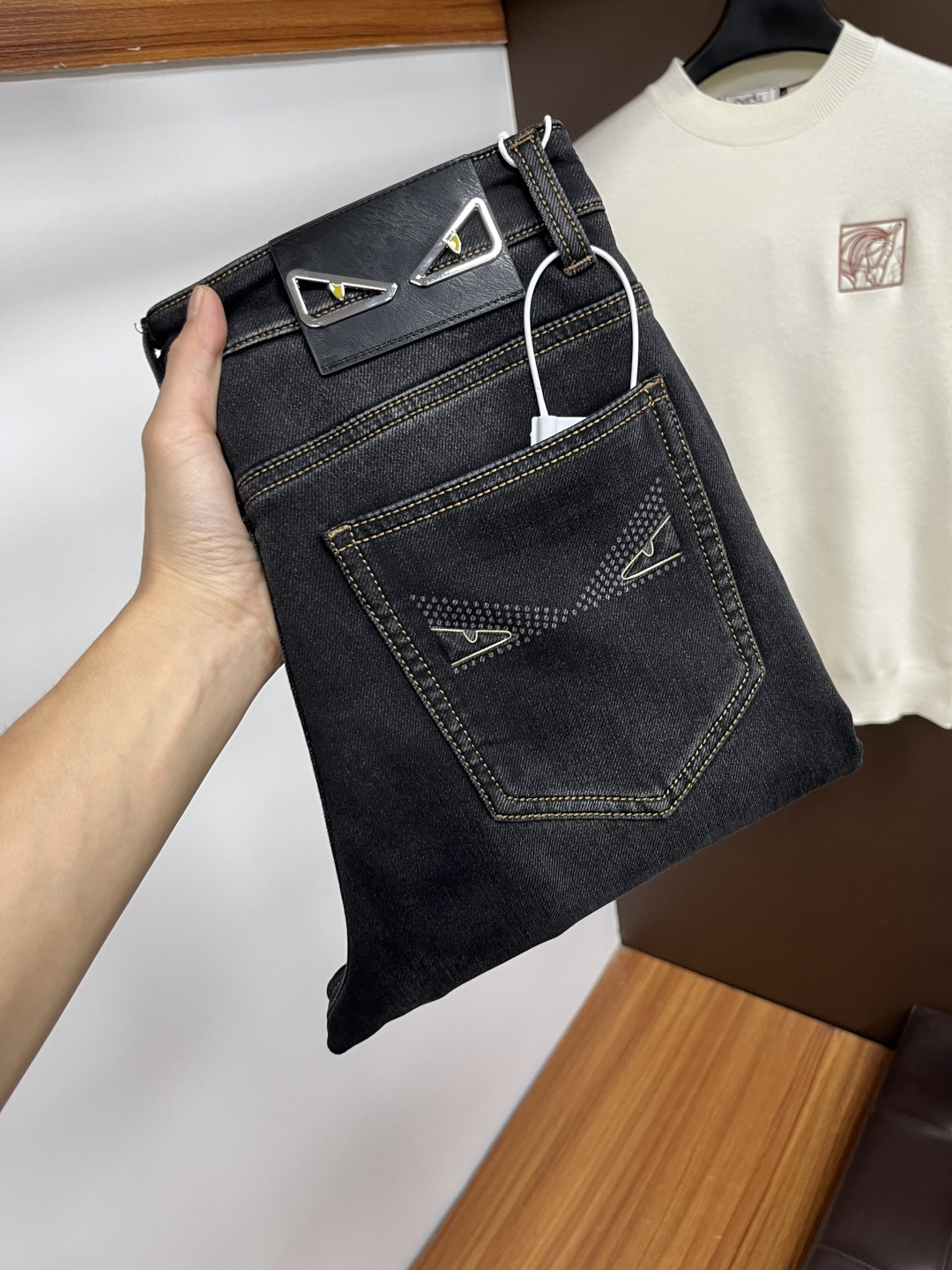 NO:598353,Fendi ss autumn and winter New Year jeans. Original 1:1 production, the perfect choice for daily necessities, simple and stylish, custom imported denim fabric, heavy washing process, complex workmanship and exquisite craftsmanship. Easily cater to the needs of the four seasons, soft and elastic to the touch, smooth and neat, original accessories and hardware, L40 upper body is comfortable, very easy to wear and durable, size 29-38, fendi,jeans,alexander wang19860909芬迪 ss秋冬贺岁款牛仔裤.原单1:1制作,日常必备的完美之选,简单大气亦时尚有型,定制进口丹宁面料 ,重工洗水工艺,做工复杂工艺精湛.轻松迎合四季需要,手感柔软带弹力,流畅利落,原版辅料五金,L40上身舒适非常易搭耐看码数29-38,,fendi,jeans,alexander wang,Men's clothing