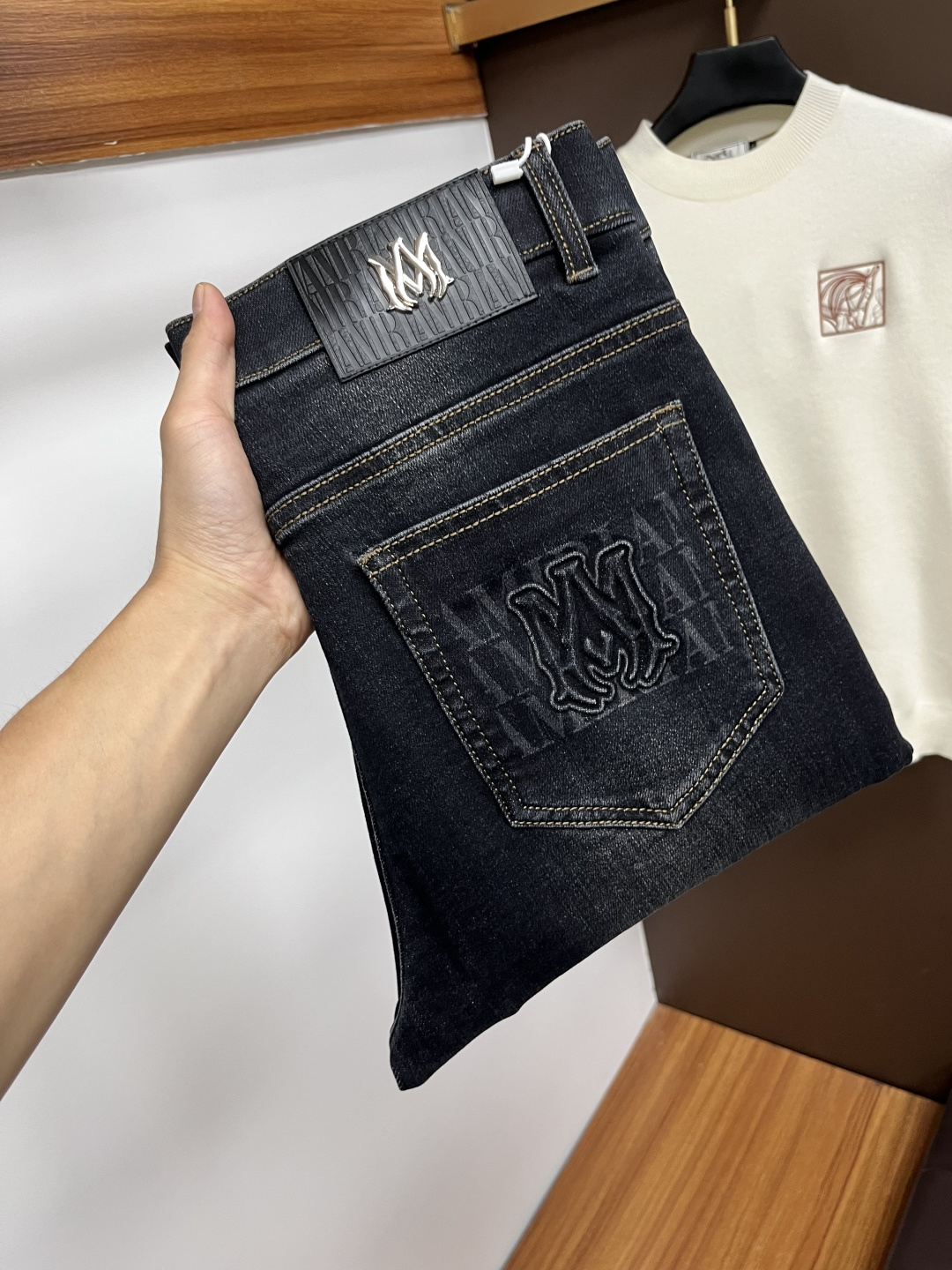 NO:598362,Amiri ss autumn and winter New Year jeans. Original 1:1 production, the perfect choice for daily necessities, simple and stylish, custom-made imported denim fabric, heavy washing process, complex workmanship and exquisite craftsmanship. Easily cater to the needs of the four seasons, soft and elastic to the touch, smooth and neat, original accessories and hardware, L40 upper body is comfortable, very easy to wear and durable, size 29-38, jeans, alexander wang19860909阿米瑞 ss秋冬贺岁款牛仔裤.原单1:1制作,日常必备的完美之选,简单大气亦时尚有型,定制进口丹宁面料 ,重工洗水工艺,做工复杂工艺精湛.轻松迎合四季需要,手感柔软带弹力,流畅利落,原版辅料五金,L40上身舒适非常易搭耐看码数29-38,,jeans,alexander wang,Men's clothing