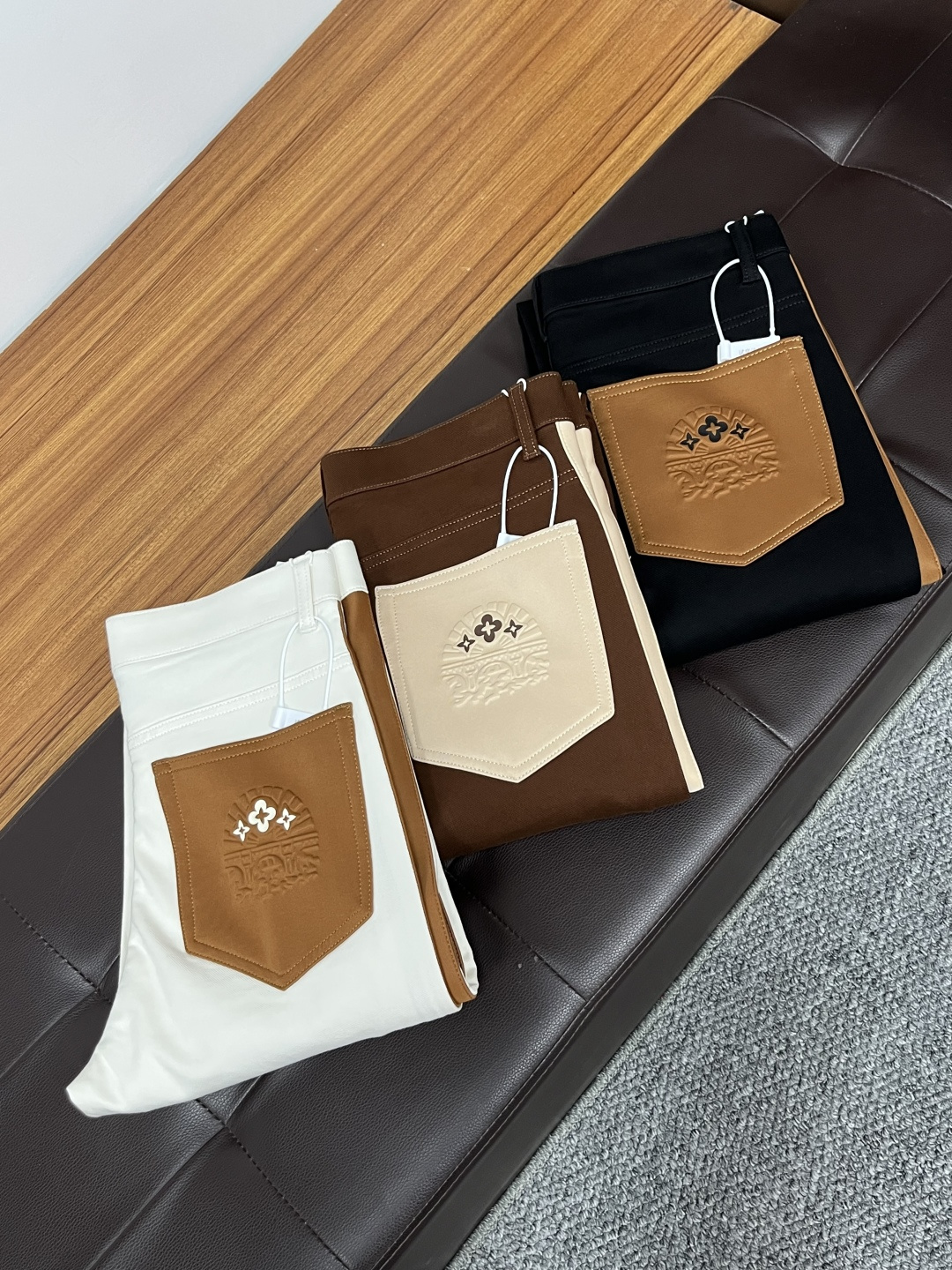 NO:598368,LV ss autumn and winter New Year jeans. Original 1:1 production, the perfect choice for daily necessities, simple and stylish, custom imported denim fabric, heavy washing process, complex workmanship and exquisite craftsmanship. Easily cater to the needs of the four seasons, soft and stretchy feel, smooth and neat, original accessories and hardware, L40 upper body is comfortable, very easy to wear and durable, size 29-38, louis vuitton, jeans, alexander wang19860909LV ss秋冬贺岁款牛仔裤.原单1:1制作,日常必备的完美之选,简单大气亦时尚有型,定制进口丹宁面料 ,重工洗水工艺,做工复杂工艺精湛.轻松迎合四季需要,手感柔软带弹力,流畅利落,原版辅料五金,L40上身舒适非常易搭耐看码数29-38,,louis vuitton,jeans,alexander wang,Men's clothing