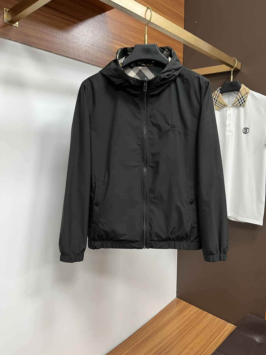 NO:601613,Burberry reversible autumn and winter new jacket, top-quality fabrics. Original hardware accessories, synchronized with European counters, the upper body is more casual and generous, new luxury high-end customized accessories with original hardware from the counters!  Luxurious brand-specific logo embellishment design, the highest quality shipments in the market, original accessories, the ultimate in luxury!  Soft and comfortable. The upper body is very handsome!  Suitable for any scene!  Size: M-3XL,,burberry,jackets & coats,jackets & coats,alexander wang19860909巴宝莉 双面穿 秋冬新款夹克外套,顶级面料.原版五金配件,欧洲专柜同步,上身更随意大方,专柜原版五金奢华高档定制配饰新作！奢华品牌特质logo点缀设计,市场最高品质出货、原版辅料,奢华极致！柔软舒适.上身爆帅！适合任意场景！码数:M-3XL,,burberry,jackets & coats,jackets & coats,alexander wang,Men's clothing