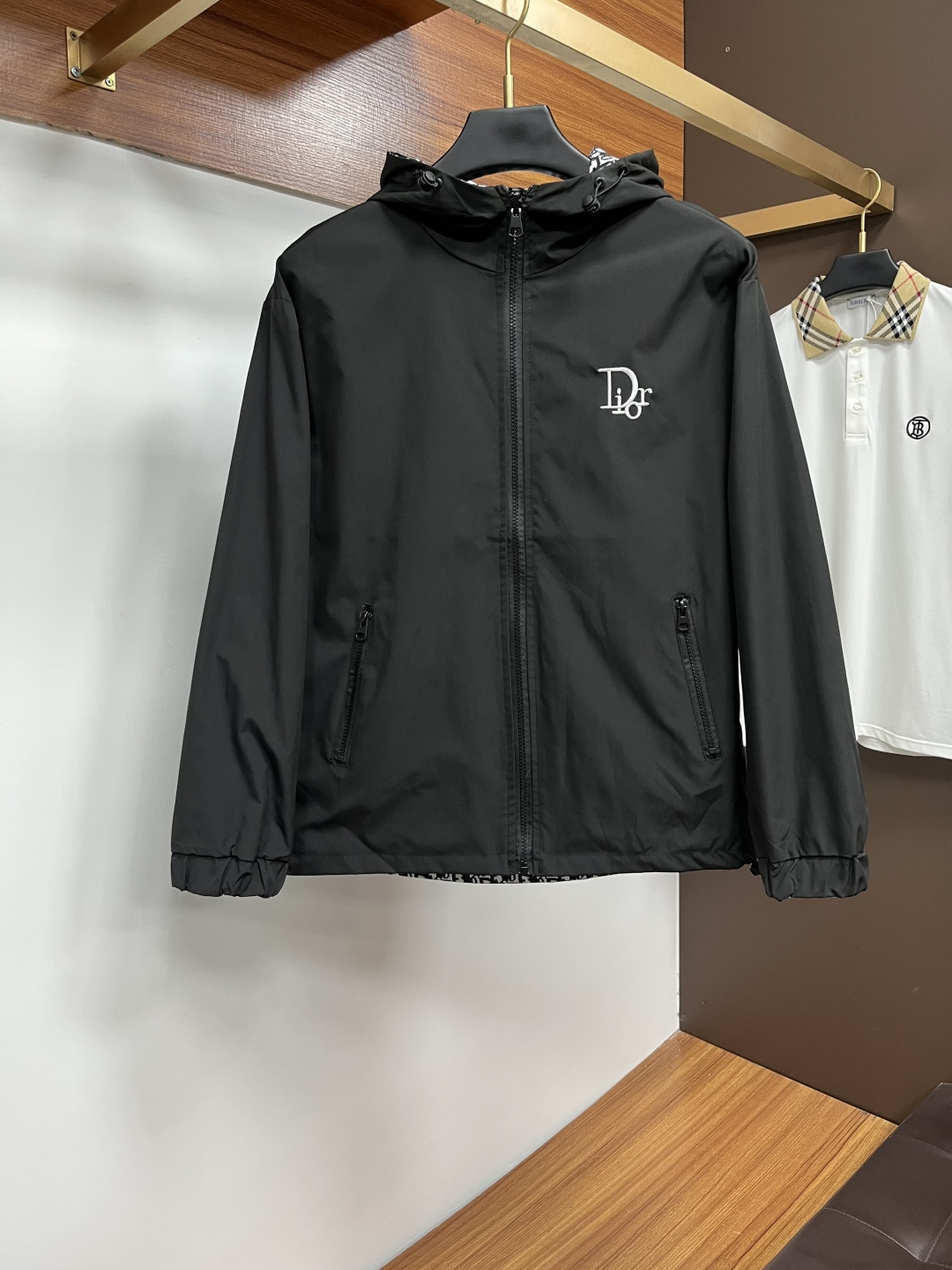 NO:601598,Dior's new reversible jacket for autumn and winter, top-quality fabrics. Original hardware accessories, synchronized with European counters, the upper body is more casual and elegant, new luxury high-end customized accessories with original hardware from counters!  Luxurious brand-specific logo embellishment design, the highest quality shipments in the market, original accessories, the ultimate in luxury!  Soft and comfortable. The upper body is very handsome!  Suitable for any scene!  Size: M-3XL,,dior,jackets & coats,jackets & coats,alexander wang19860909迪奥 双面穿 秋冬新款夹克外套,顶级面料.原版五金配件,欧洲专柜同步,上身更随意大方,专柜原版五金奢华高档定制配饰新作！奢华品牌特质logo点缀设计,市场最高品质出货、原版辅料,奢华极致！柔软舒适.上身爆帅！适合任意场景！码数:M-3XL,,dior,jackets & coats,jackets & coats,alexander wang,Men's clothing