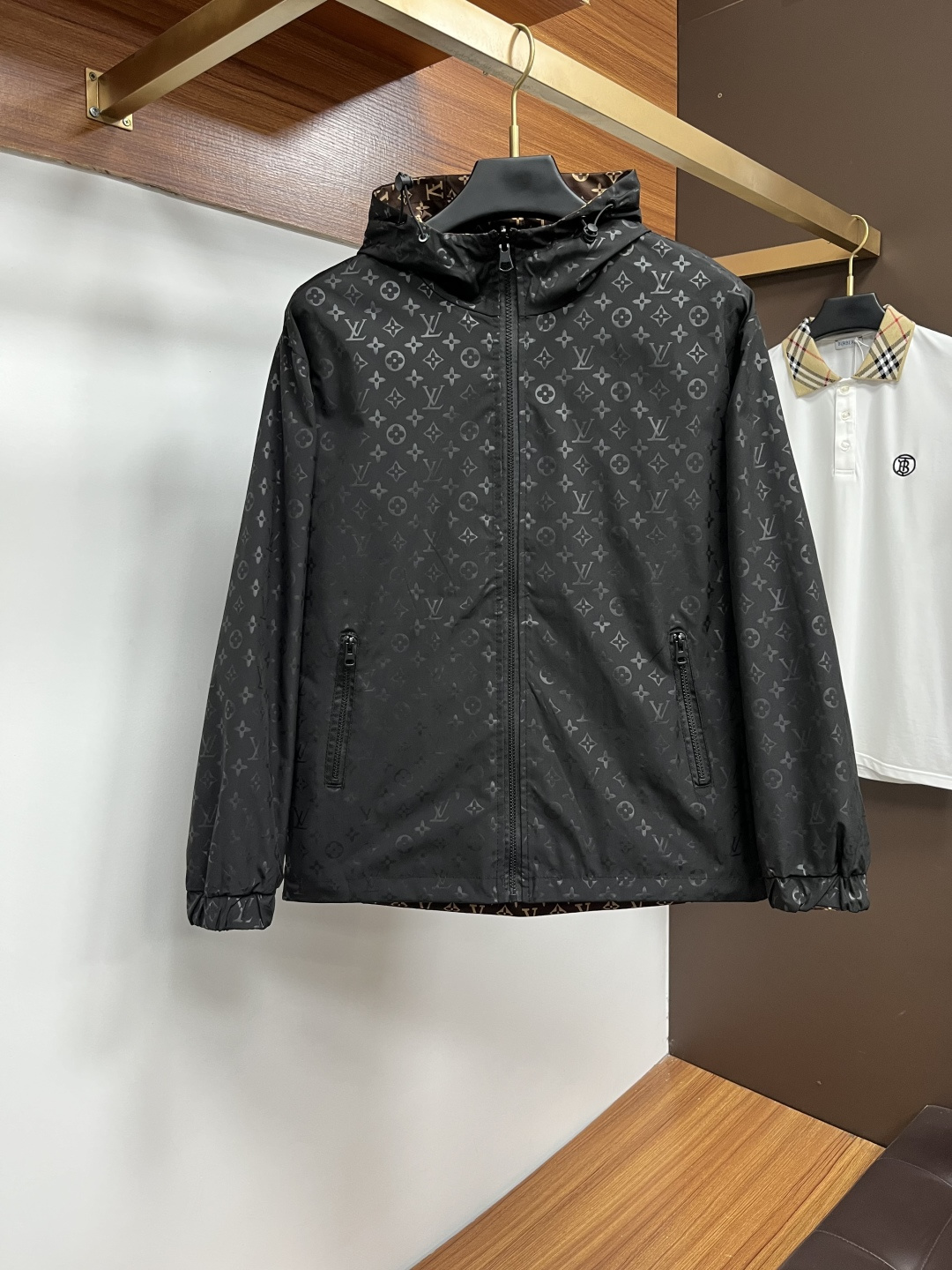 NO:601609,LV double-sided new autumn and winter jacket, top-quality fabrics. Original hardware accessories, synchronized with European counters, the upper body is more casual and elegant, new luxury high-end customized accessories with original hardware from the counters!  Luxurious brand-specific logo embellishment design, the highest quality shipments in the market, original accessories, the ultimate in luxury!  Soft and comfortable. The upper body is very handsome!  Suitable for any scene!  Size: M-3XL,,louis vuitton,jackets & coats,jackets & coats,alexander wang19860909LV 双面穿 秋冬新款夹克外套,顶级面料.原版五金配件,欧洲专柜同步,上身更随意大方,专柜原版五金奢华高档定制配饰新作！奢华品牌特质logo点缀设计,市场最高品质出货、原版辅料,奢华极致！柔软舒适.上身爆帅！适合任意场景！码数:M-3XL,,louis vuitton,jackets & coats,jackets & coats,alexander wang,Men's clothing