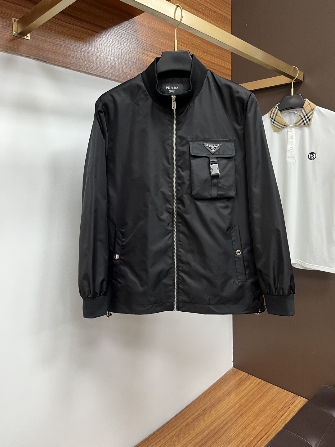 NO:599341,Prada 2025 autumn and winter new jackets, top-quality fabrics. Original hardware accessories, synchronized with European counters, the upper body is more casual and elegant, new luxury high-end customized accessories with original hardware from the counters!  Luxurious brand-specific logo embellishment design, the highest quality shipments in the market, original accessories, the ultimate in luxury!  Soft and comfortable. The upper body is very handsome!  Suitable for any scene!  Size: M-3XL,,prada,jackets & coats,jackets & coats,alexander wang19860909普拉达 2025秋冬新款夹克外套,顶级面料.原版五金配件,欧洲专柜同步,上身更随意大方,专柜原版五金奢华高档定制配饰新作！奢华品牌特质logo点缀设计,市场最高品质出货、原版辅料,奢华极致！柔软舒适.上身爆帅！适合任意场景！码数:M-3XL,,prada,jackets & coats,jackets & coats,alexander wang,Men's clothing